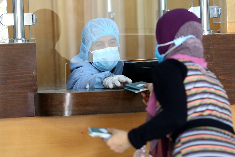 توافد المسافرين العائدين عبر معبر رفح في أول أيام فتحه استثنائياً