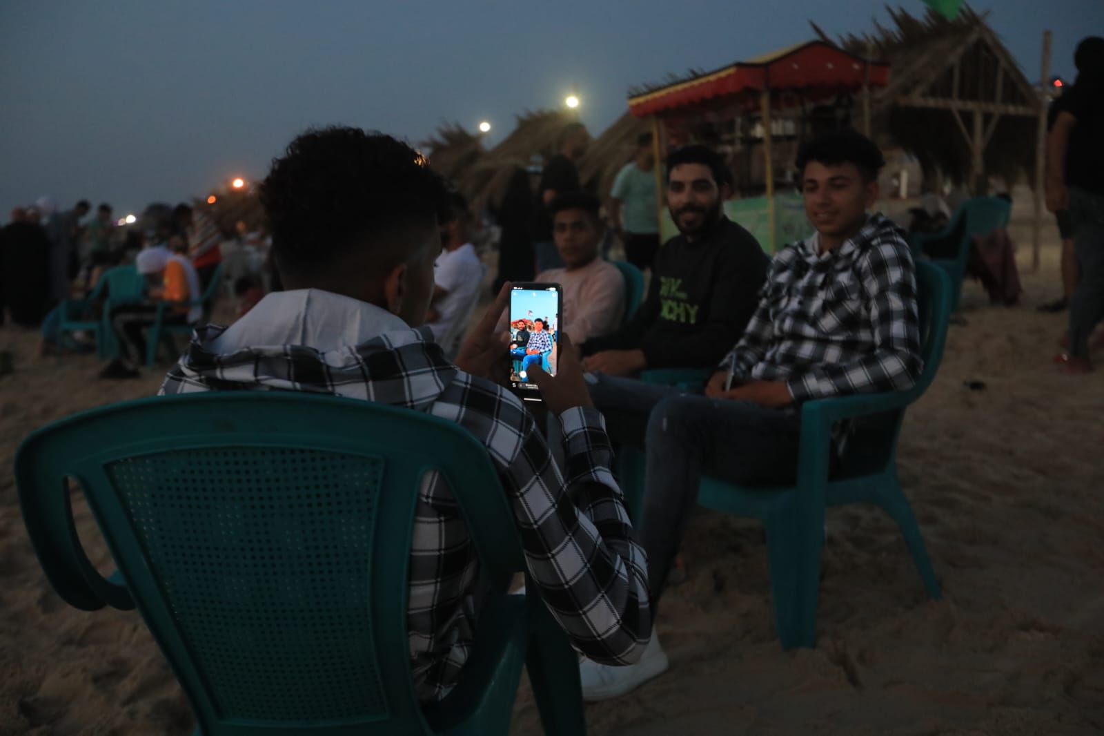 أجواء اصطياف المواطنين على شاطئ البحر وسط قطاع غزة