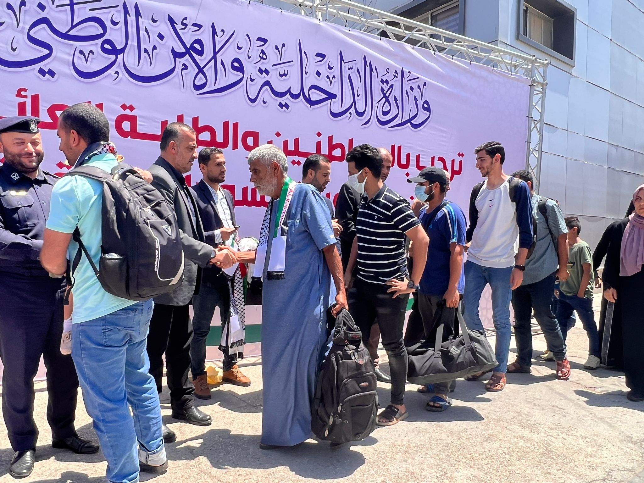 أطقم "المعابر" و" الداخلية" تسهل وصول الفوج الثاني من العائدين من السودان	