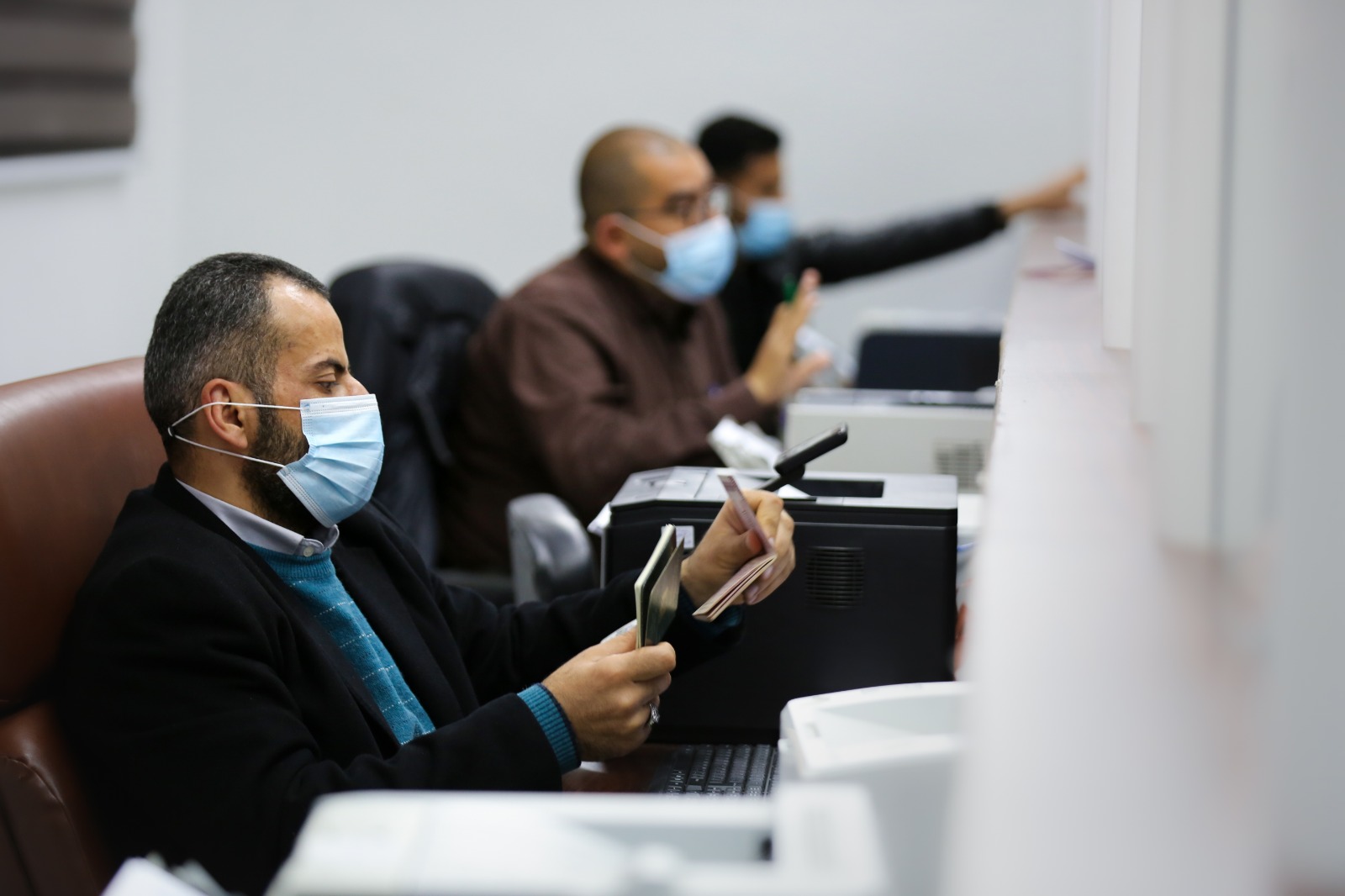 العمل اليومي لأطقم مكتب التسجيل للسفر بهيئة المعابر في تسجيل المواطنين للسفر عبر معبر رفح