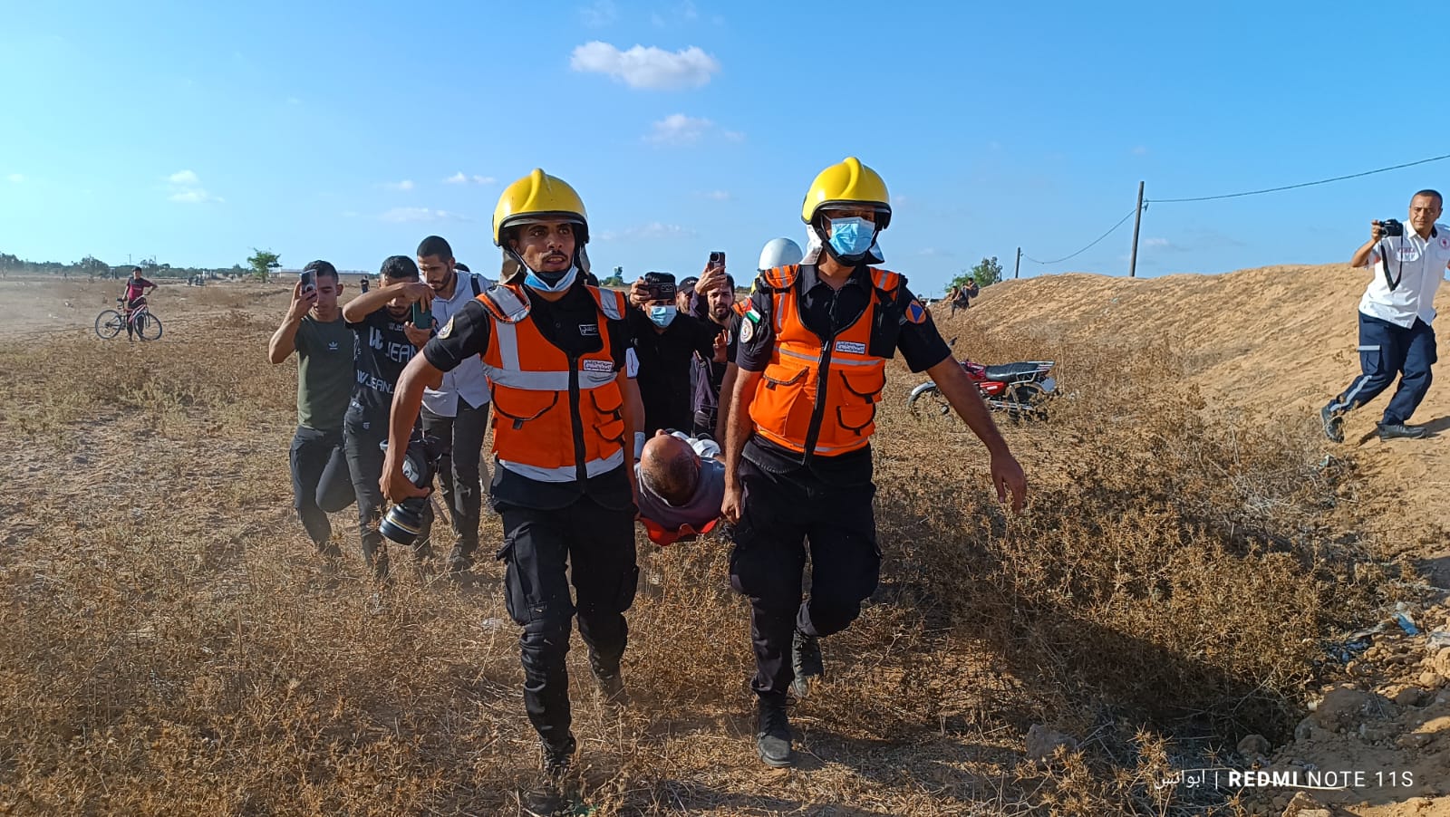 عمل أطقم الدفاع المدني والخدمات الطبية في إسعاف المتظاهرين شرق غزة