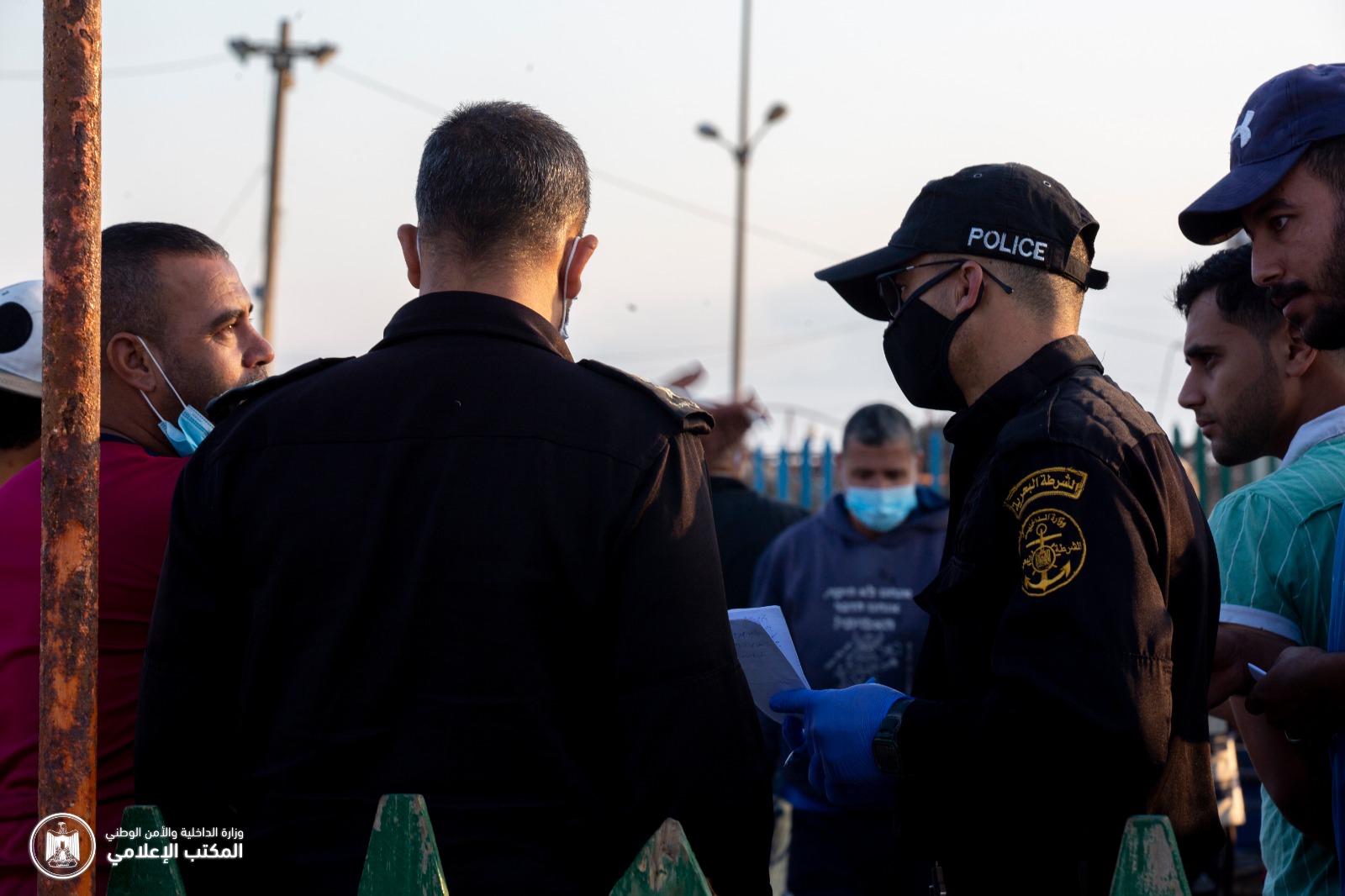 "البحرية" تواصل متابعة عمل الصيادين وإغلاق شاطئ البحر