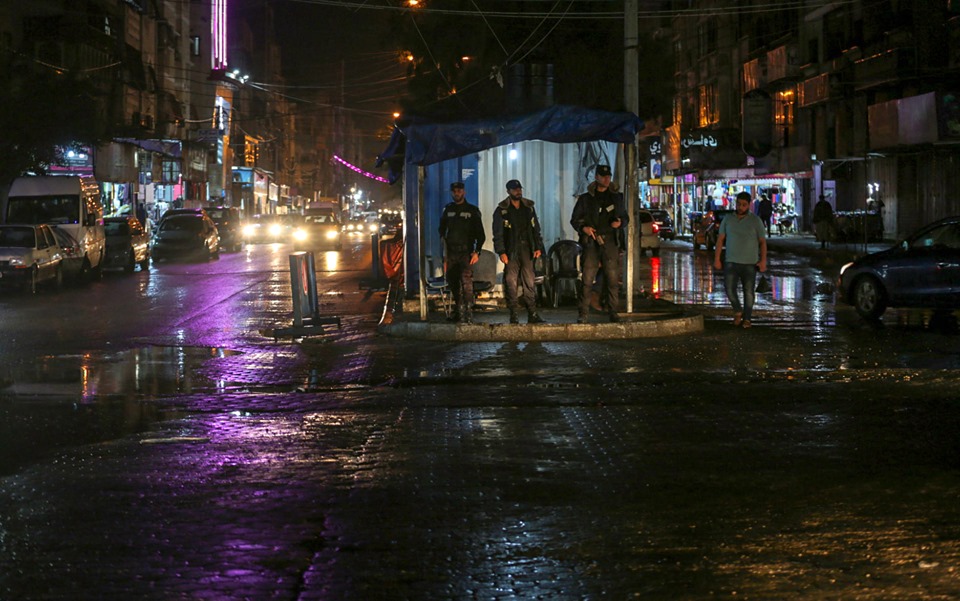 أفراد الأجهزة الأمنية خلال أداء واجبهم الليلة الماضية، أثناء المنخفض الجوي