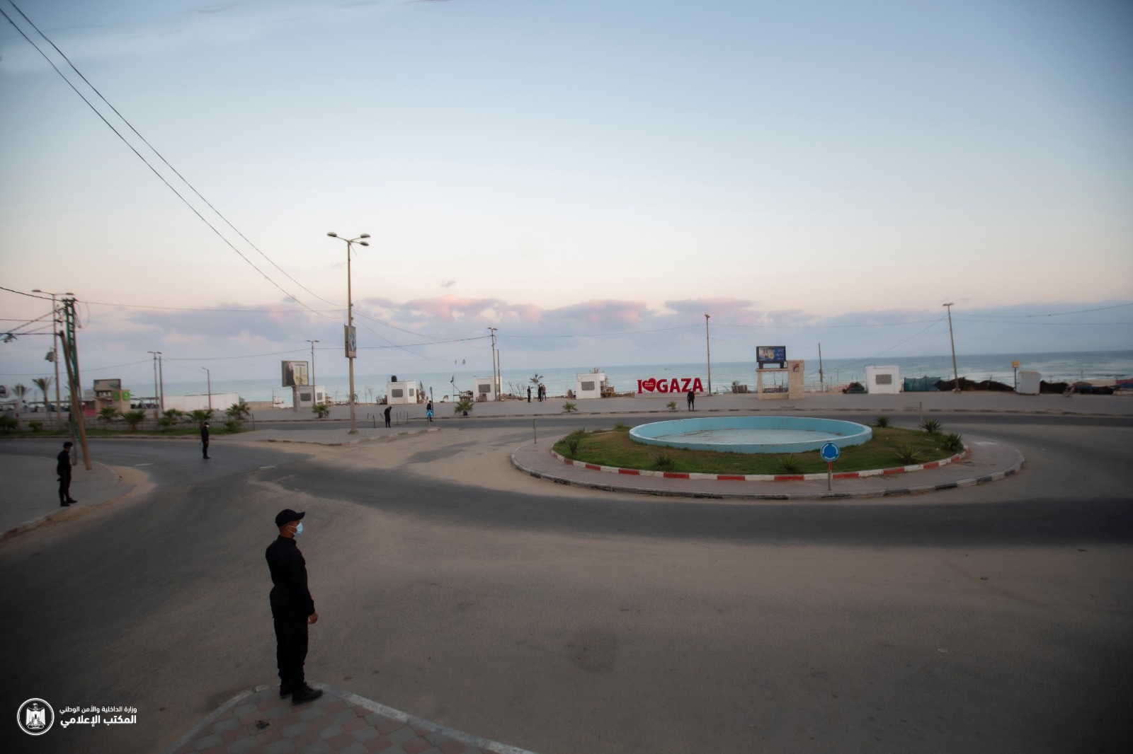 "البحرية" تواصل متابعة عمل الصيادين وإغلاق شاطئ البحر