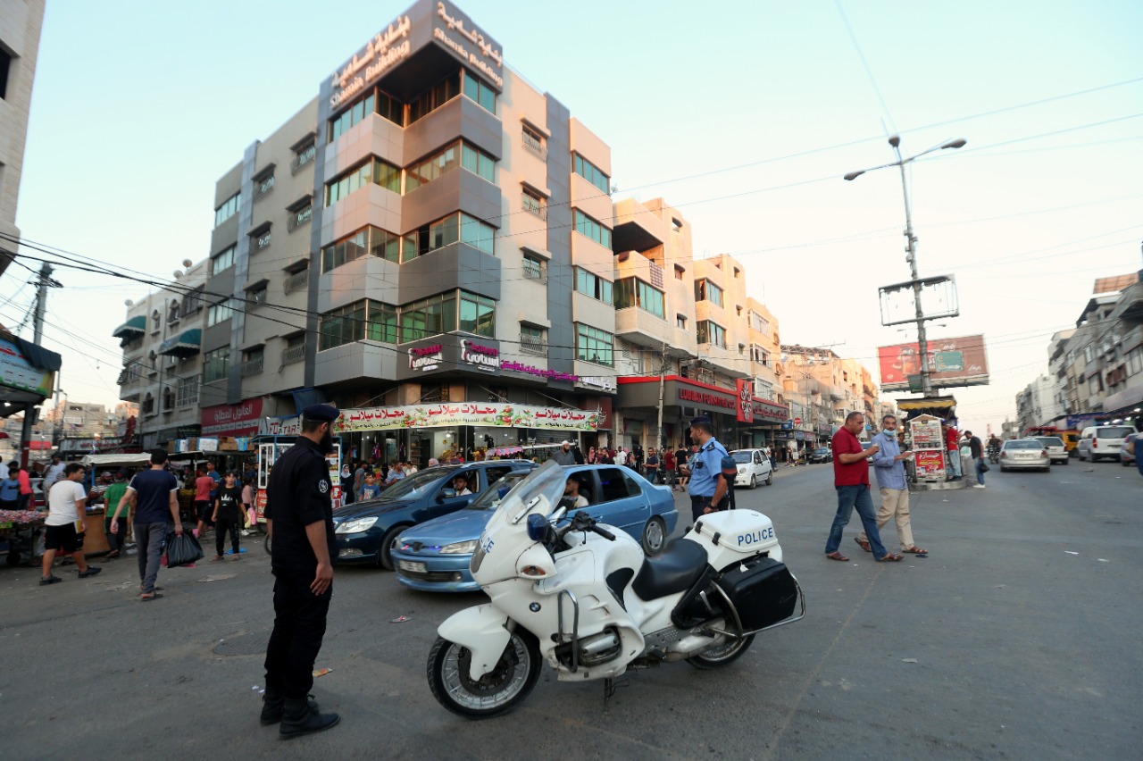 صور من انتشار الأجهزة والإدارات الشرطية لتيسير وتأمين حركة المواطنين عشية عيد الأضحى المبارك