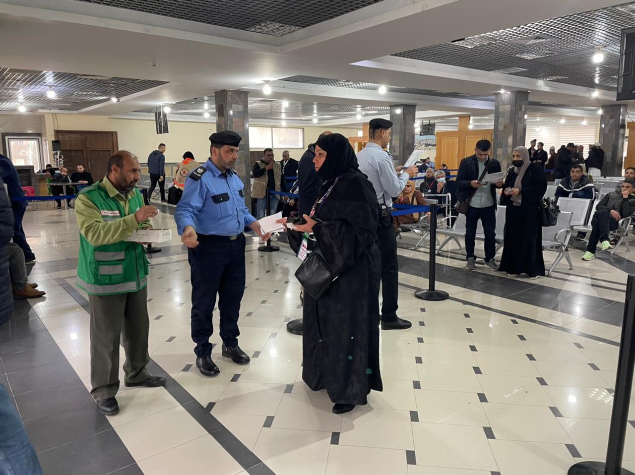 أطقم هيئة المعابر والحدود تُسهل مغادرة الفوج الخامس من المعتمرين عبر معبر رفح البري