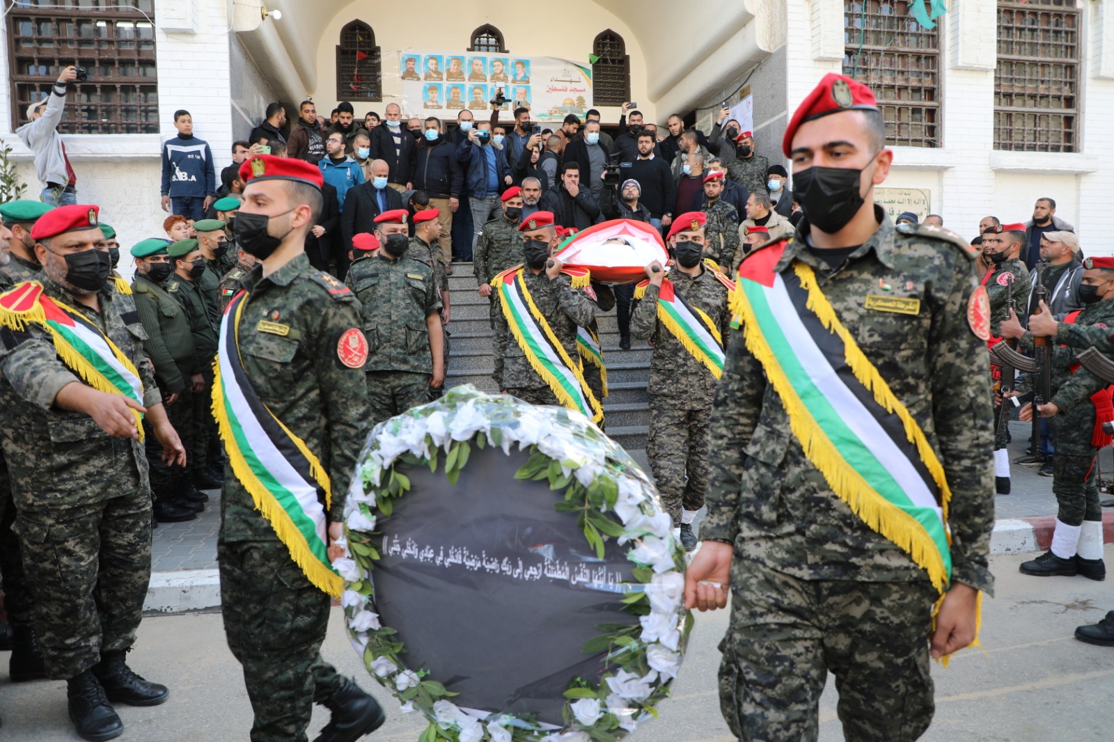 بمراسم عسكرية.. جماهير غزة تُشيع الوزير السابق زياد الظاظا