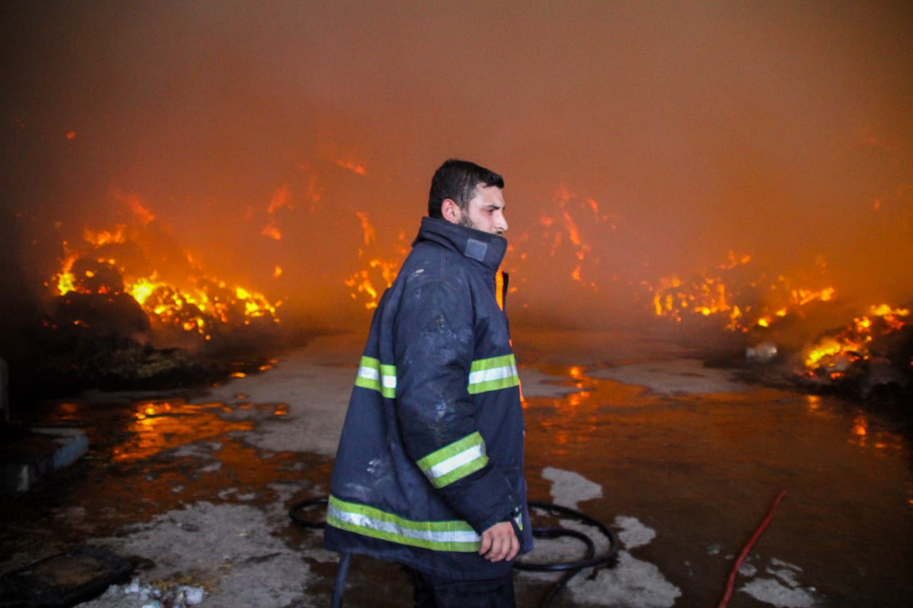 الدفاع المدني يُتابع آثار العدوان الإسرائيلي