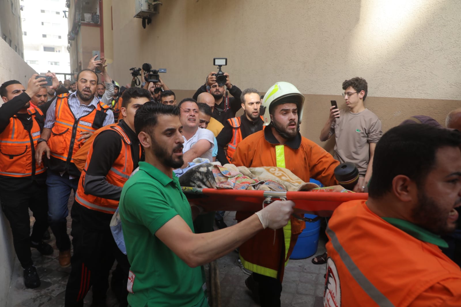 صور من تعامل أطقم الدفاع المدني والخدمات الطبية العسكرية مع استهداف شقة سكنية في حي النصر بغزة