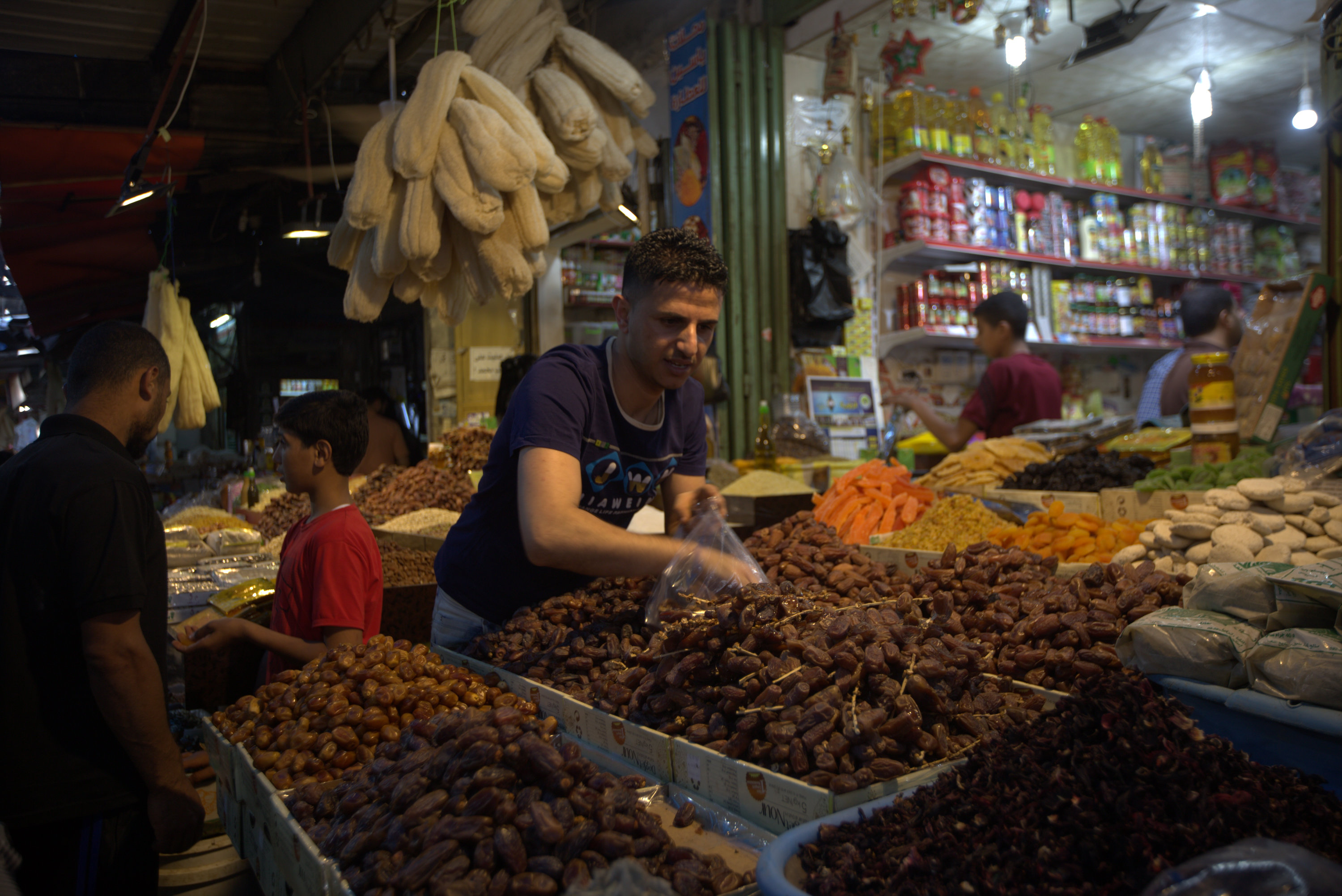 أسواق غزة في أيام شهر رمضان 