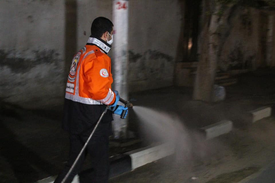 الدفاع المدني يُشارك في مبادرات للتعقيم بمحافظات القطاع لمكافحة جائحة كورونا