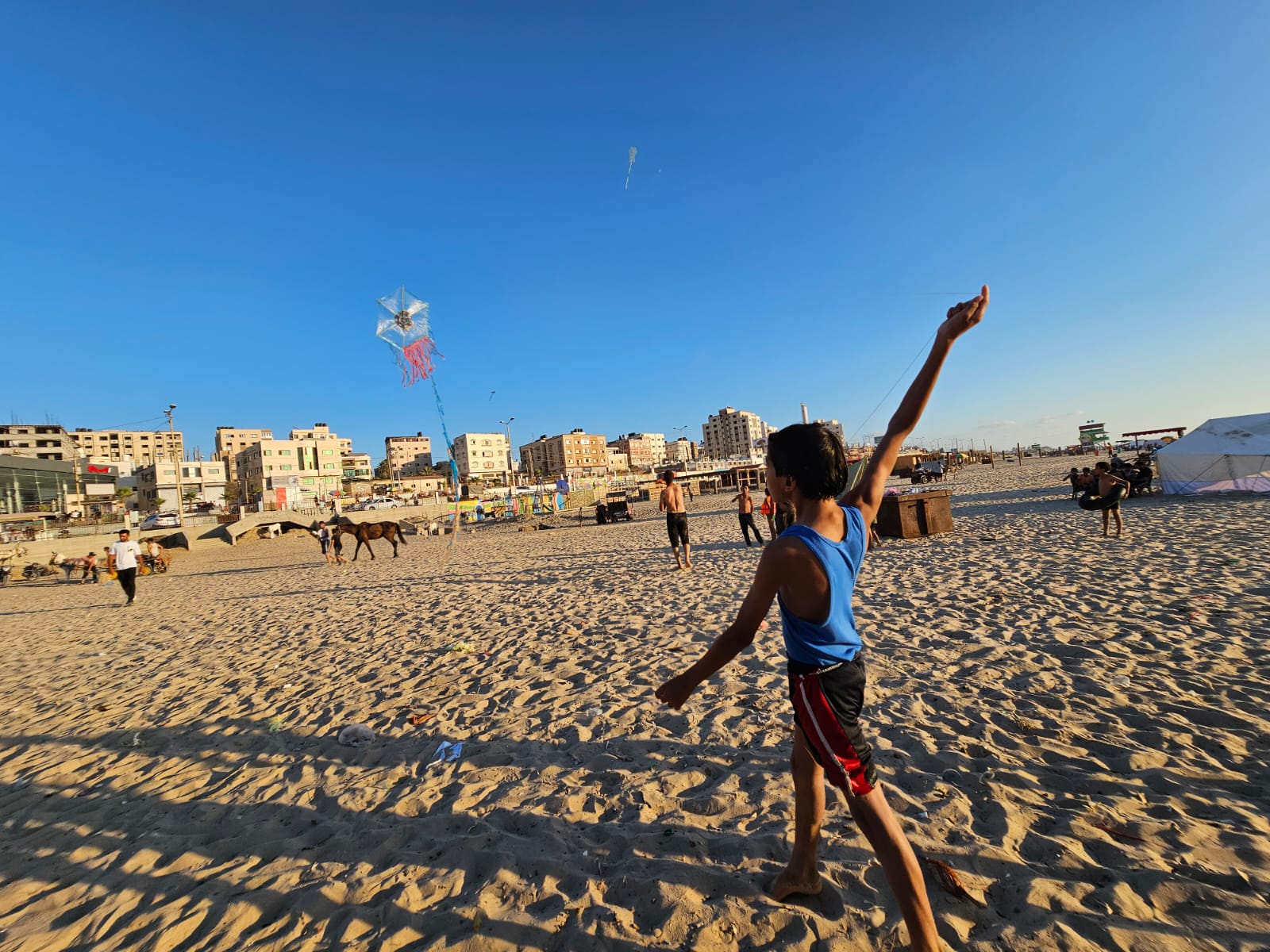 اصطياف المواطنين بغزة على شاطئ البحر وعدد من الأماكن الترفيهية خلال الإجازة الأسبوعية