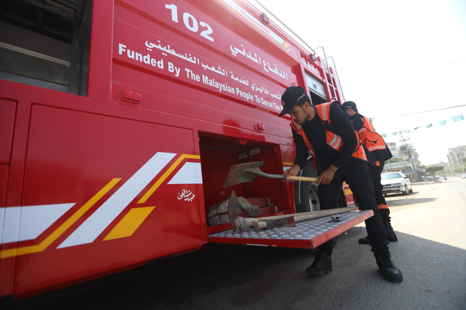 صور: الأجهزة الأمنية والشُرطية تُساند المواطنين في ظل العدوان