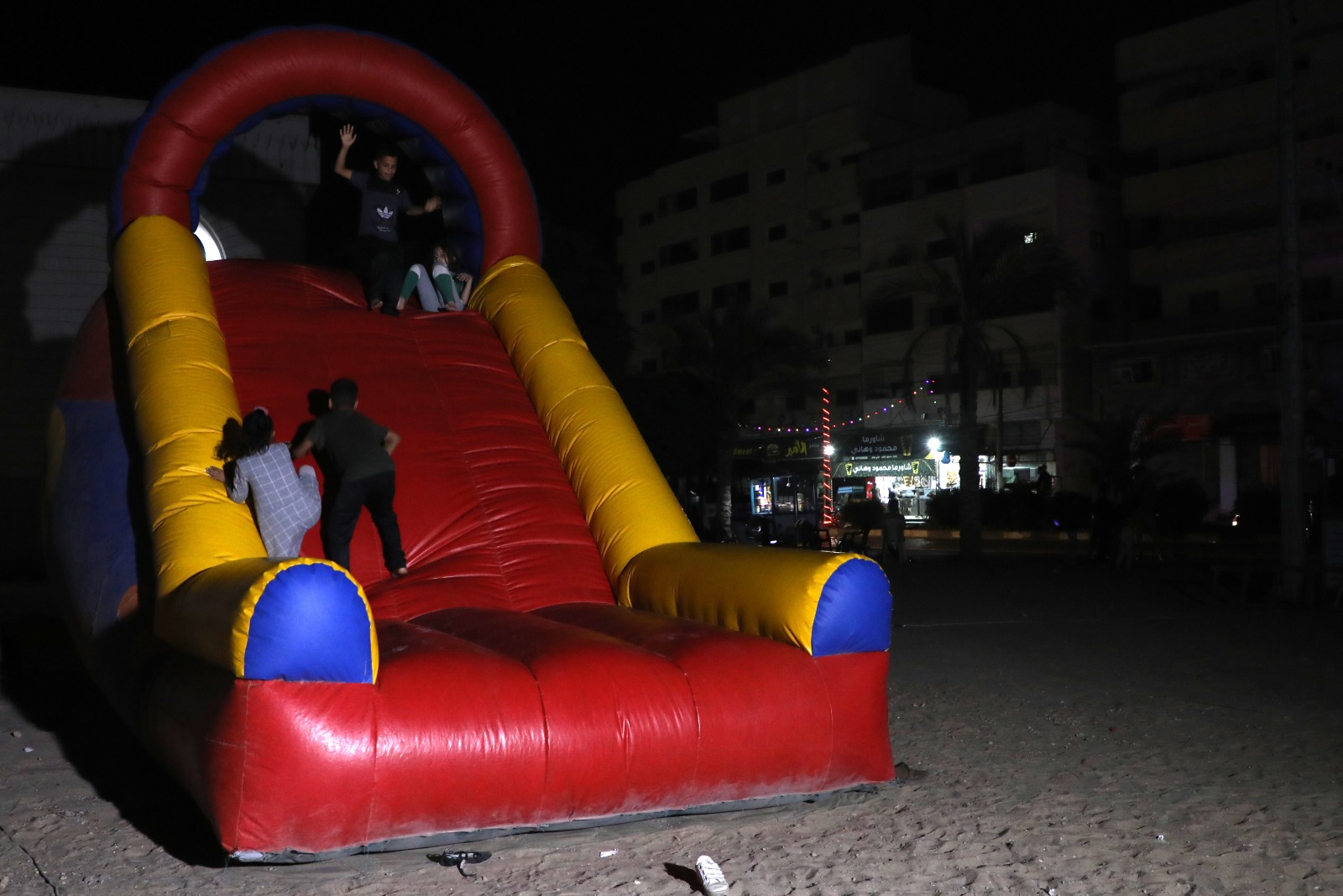 صور من قضاء المواطنين في غزة الإجازة الأسبوعية 