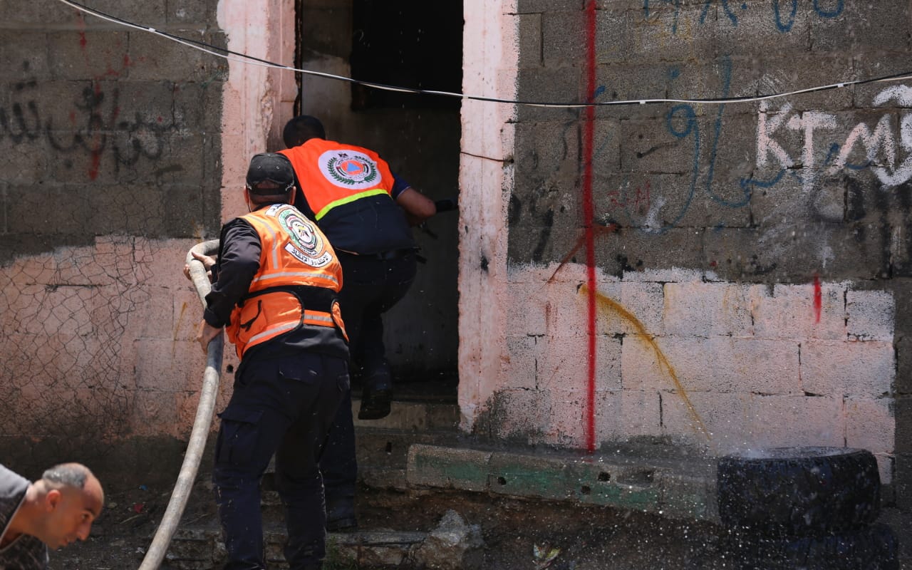 الدفاع المدني يُتابع آثار العدوان الإسرائيلي