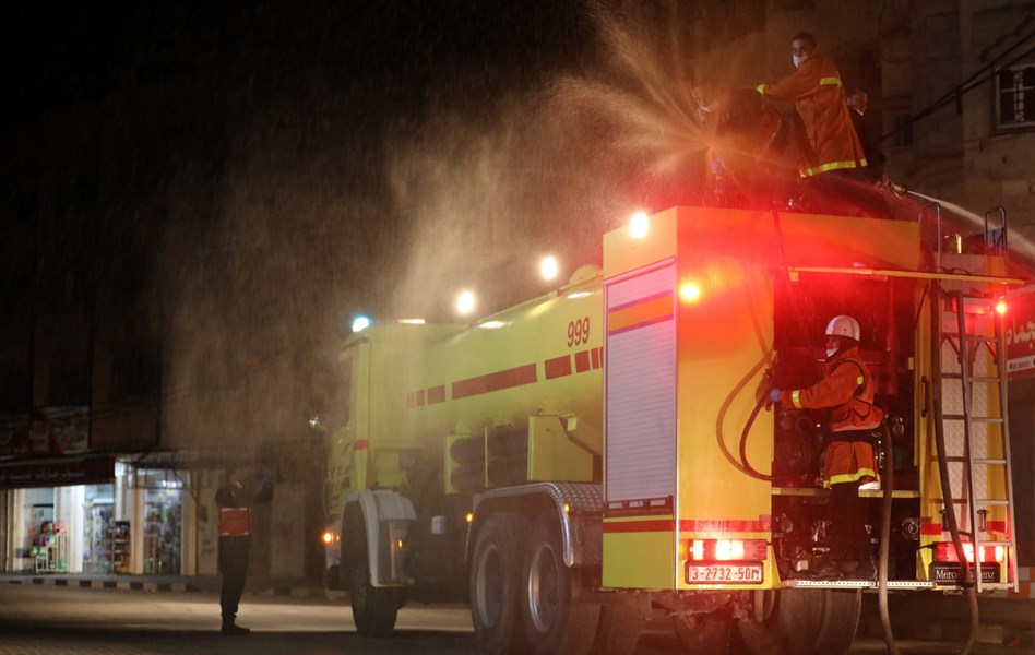 الدفاع المدني يُشارك في مبادرات للتعقيم بمحافظات القطاع لمكافحة جائحة كورونا