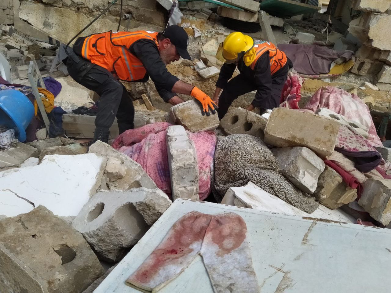 أطقم الدفاع المدني والخدمات الطبية العسكرية  خلال قيامها بواجبها الوطني