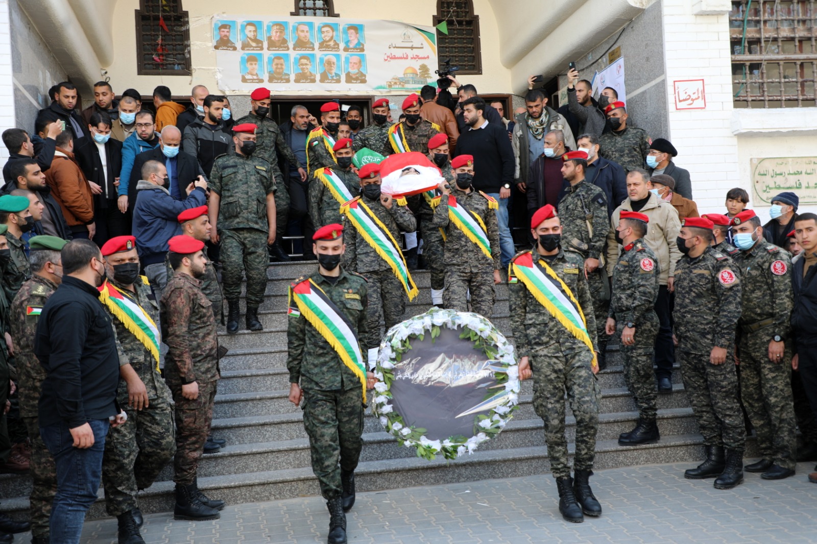 بمراسم عسكرية.. جماهير غزة تُشيع الوزير السابق زياد الظاظا