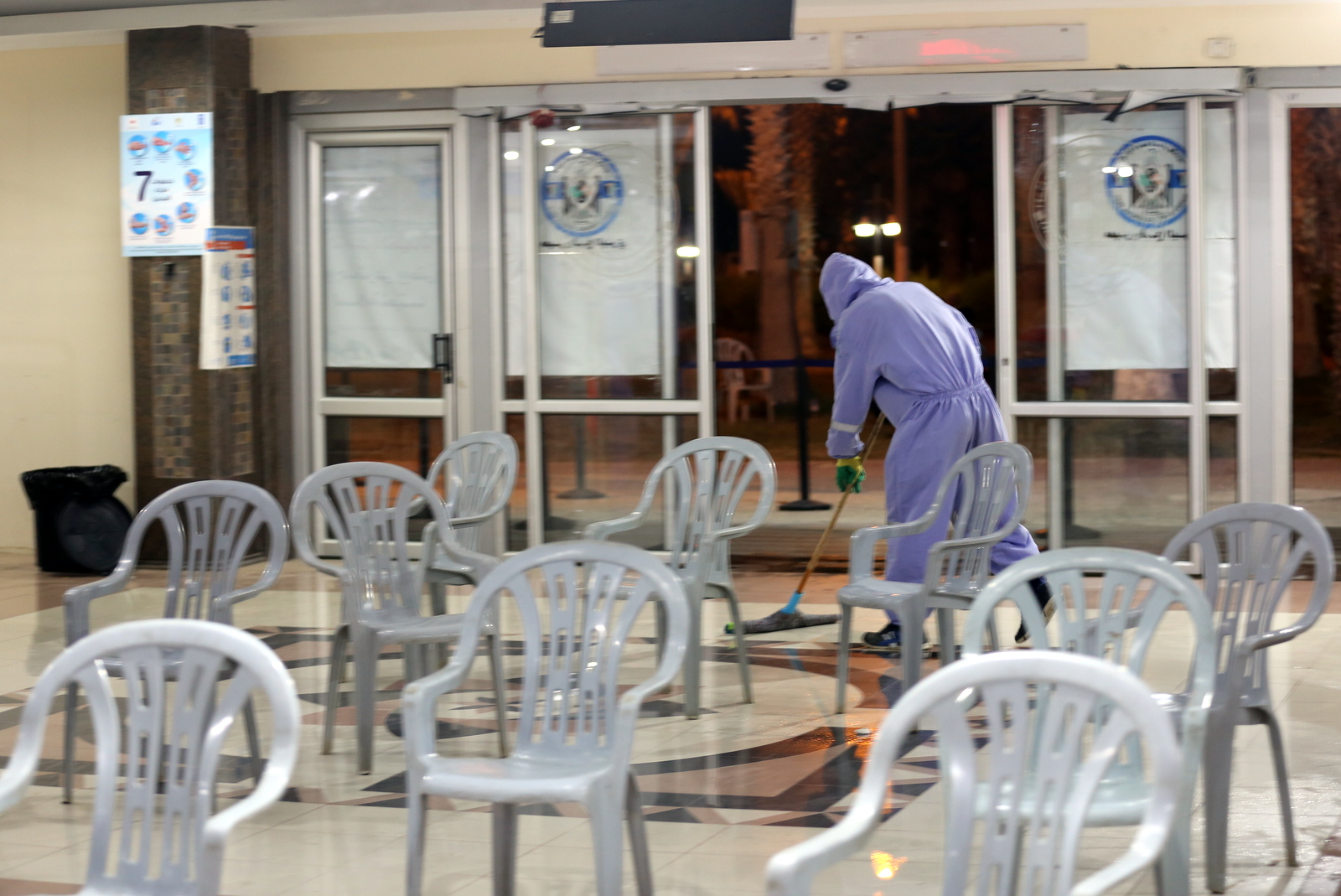 توافد المسافرين العائدين عبر معبر رفح في أول أيام فتحه استثنائياً