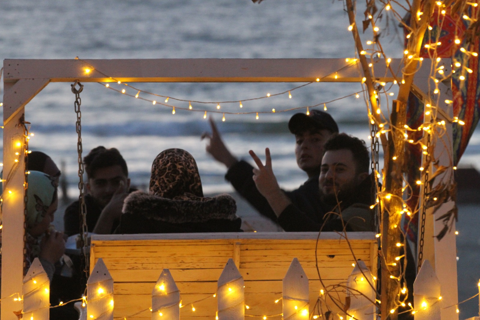 صور من الأجواء الرمضانية على ساحل مدينة غزة