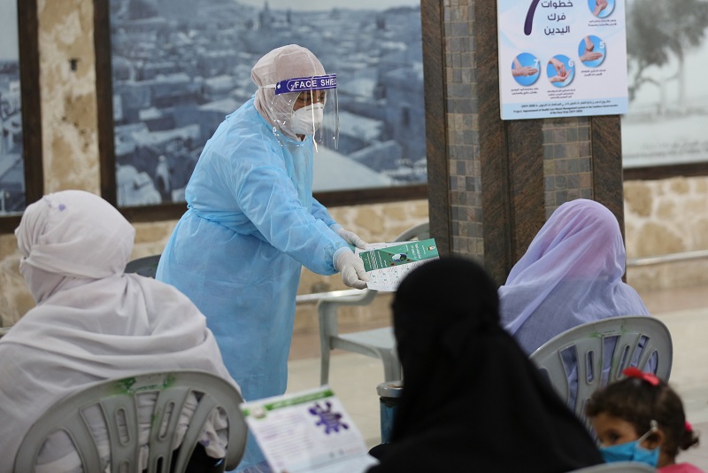 توافد المسافرين العائدين عبر معبر رفح في أول أيام فتحه استثنائياً