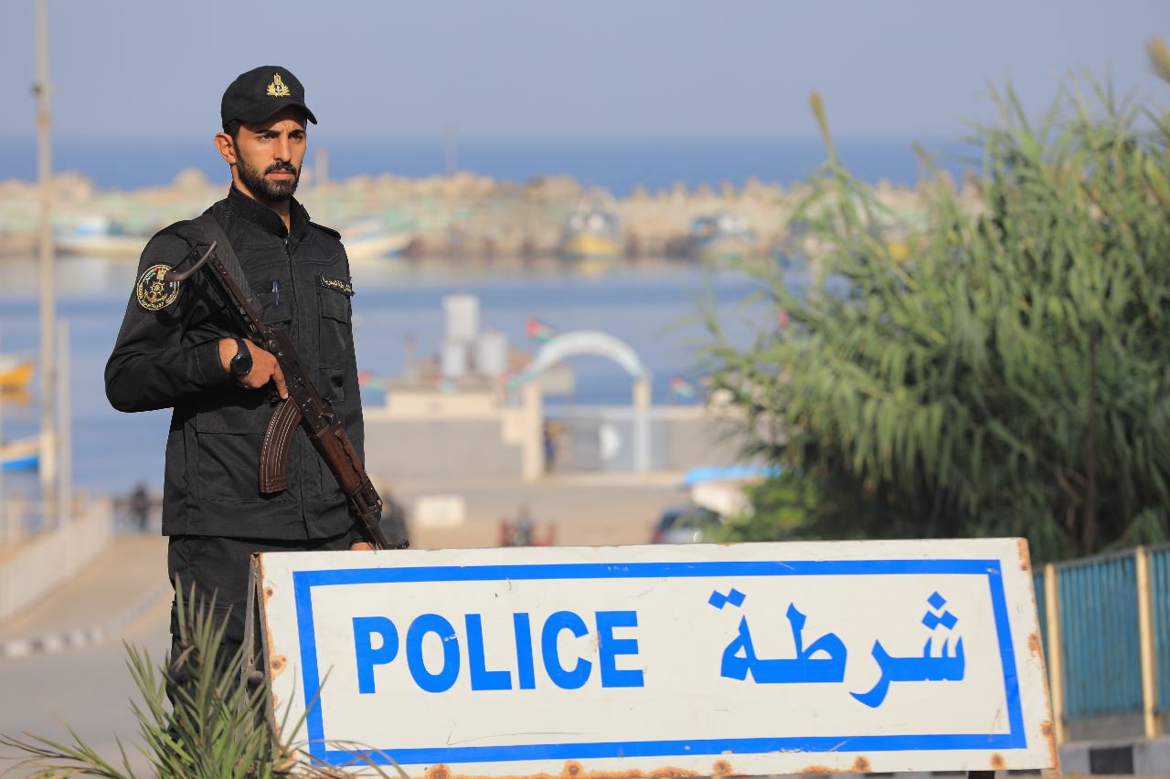 عمل الشرطة البحرية في تأمين البحر والساحل ومتابعة شؤون الصيادين 