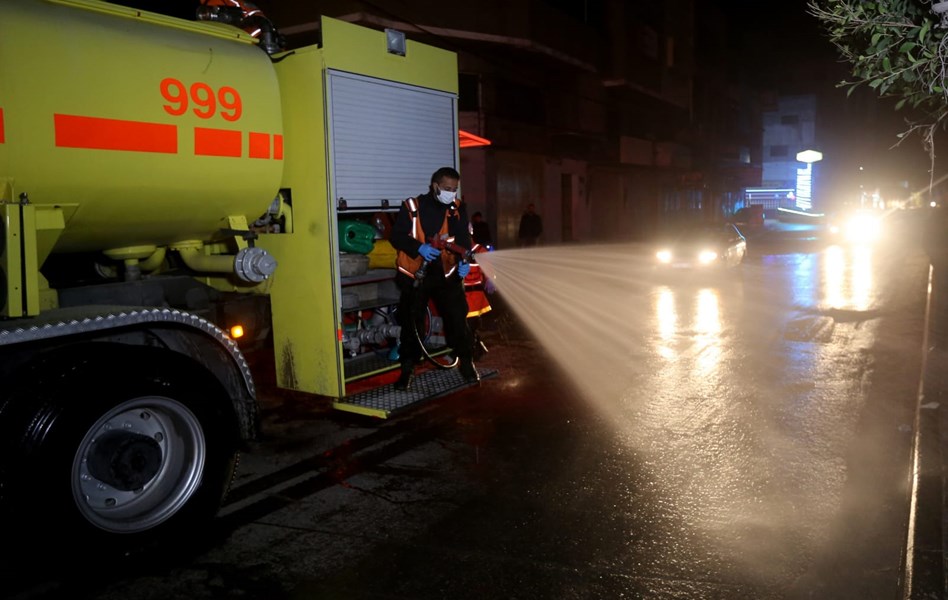 الدفاع المدني يُشارك في مبادرات للتعقيم بمحافظات القطاع لمكافحة جائحة كورونا