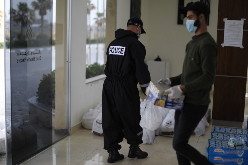 خدمة المستضافين بمراكز الحجر الصحي وتقديم الإفطار لهم في أول أيام شهر رمضان المبارك