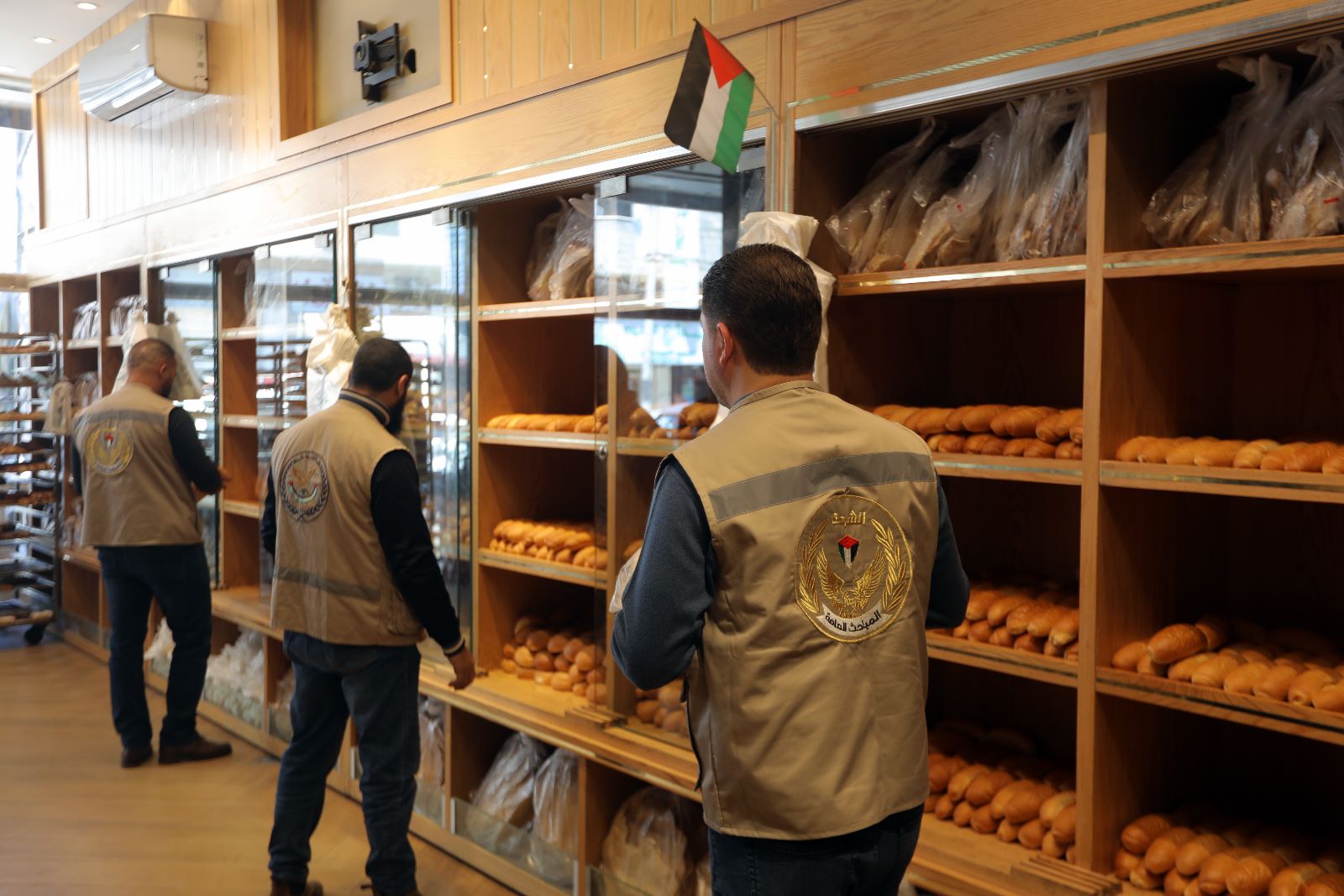 جانب من الجولات التفتيشية لمباحث التموين بالشرطة على الأسواق والمولات التجارية في قطاع غزة