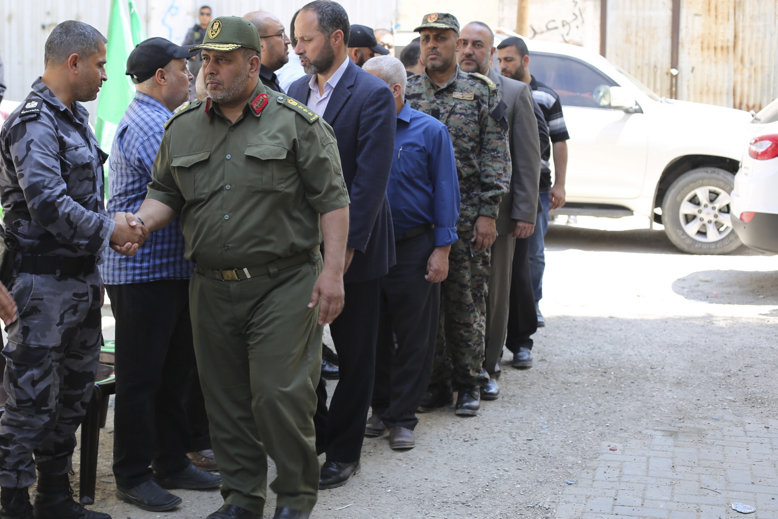 قيادة "الداخلية" تقدم واجب العزاء لذوي شهداء الوزارة في مسيرات العودة بذكرى النكبة