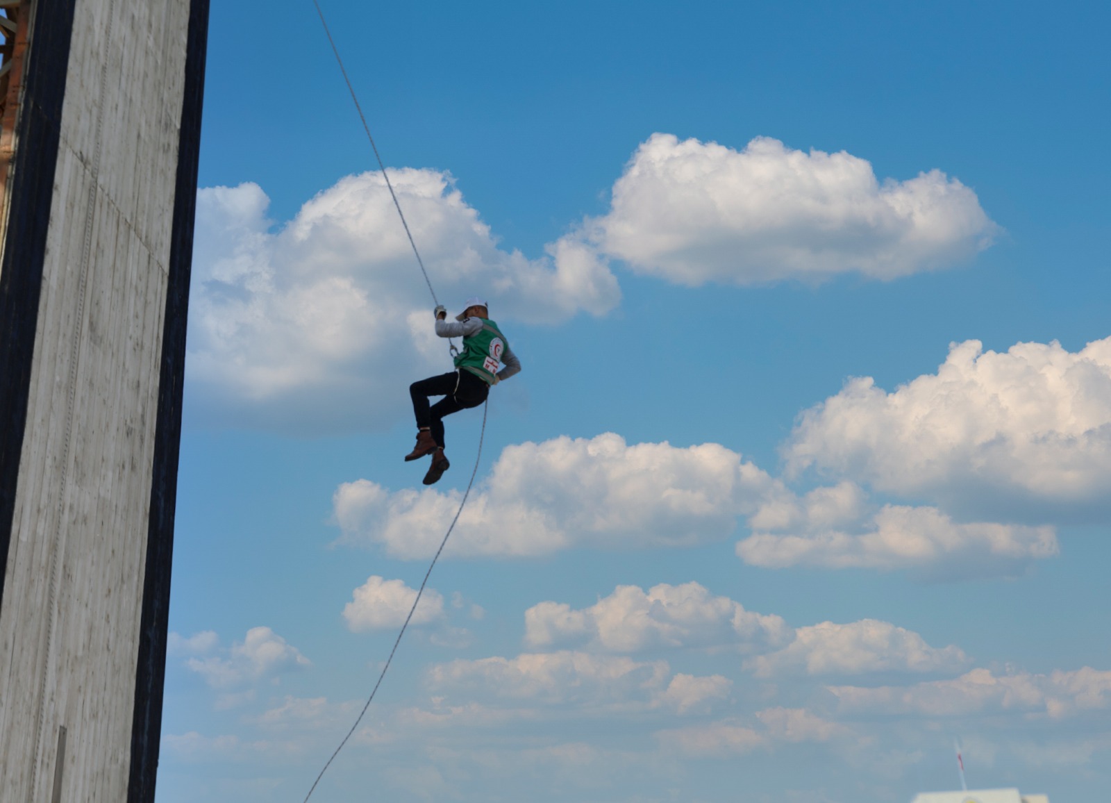 الخدمات الطبية تُخرِّج دورة "مسعف وضابـط إسعاف" الثالثة عشر