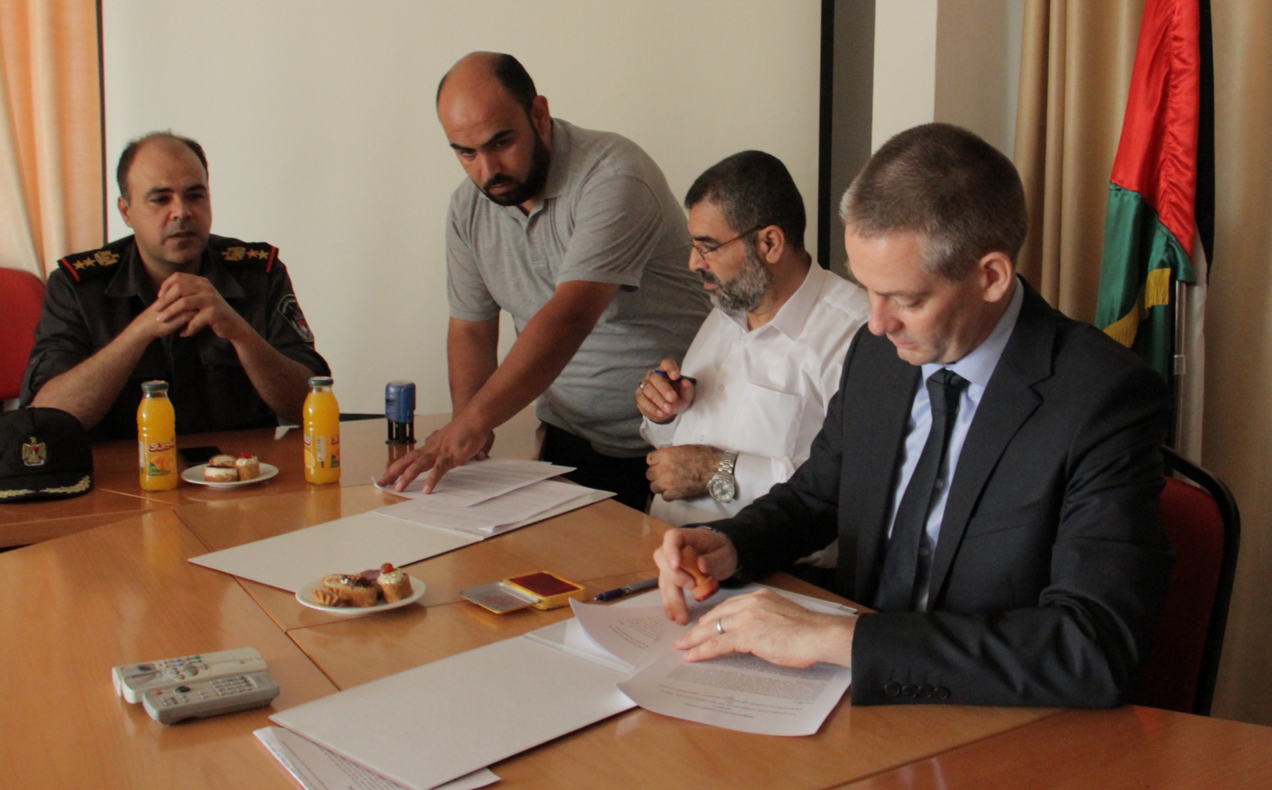 الداخلية تُوقع مذكرة تفاهم مع الصليب الأحمر