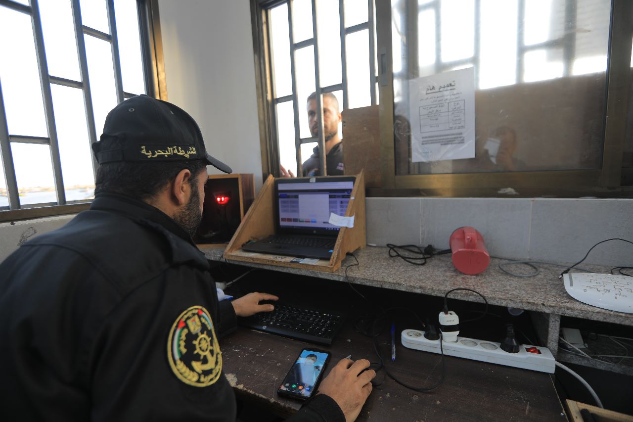 عمل الشرطة البحرية في تأمين البحر والساحل ومتابعة شؤون الصيادين 