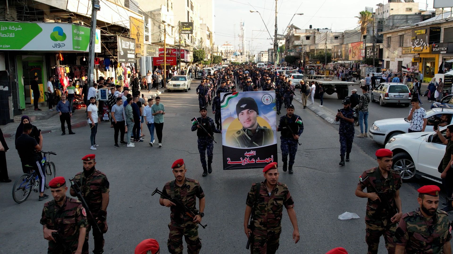 "الداخلية" تُنظم مسيراً عسكرياً تكريماً لشهداء الأجهزة الأمنية بالضفة