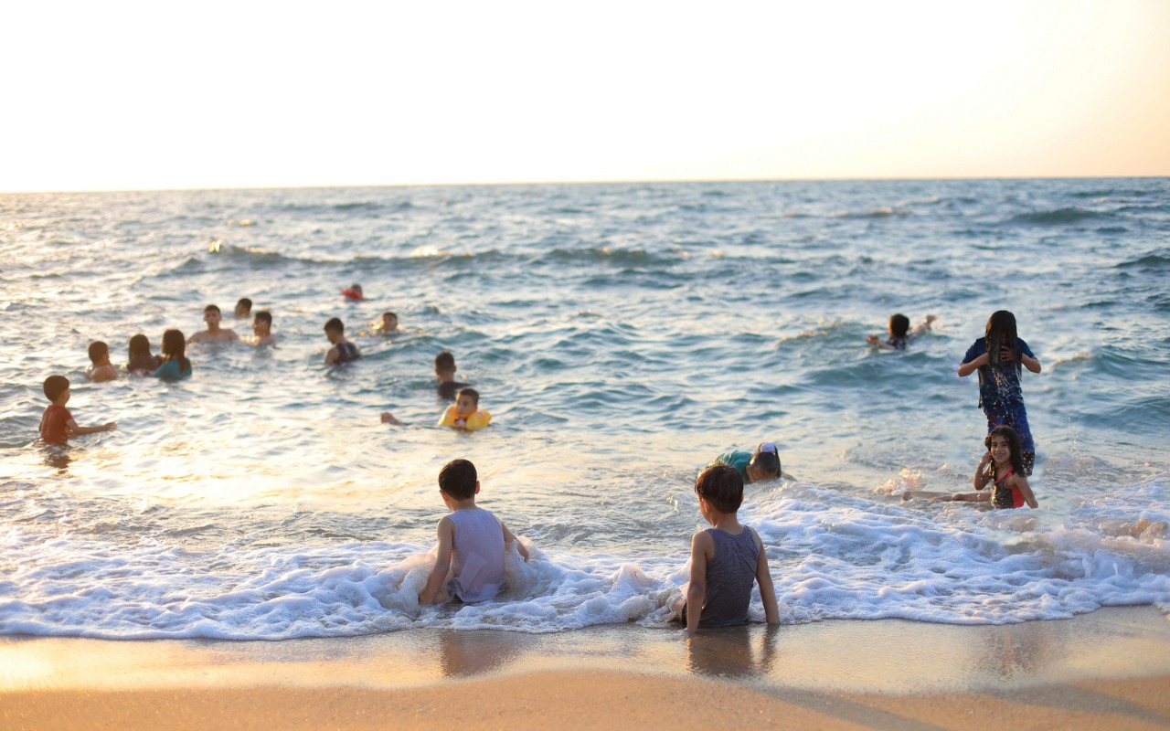 صور من استجمام المواطنين على شاطئ البحر خلال الإجازة الأسبوعية