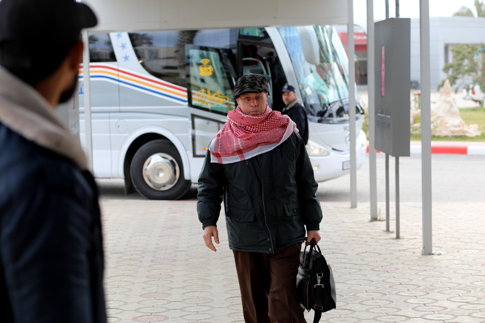 أطقم "المعابر" تُسهل مغادرة الفوج الأول من المعتمرين عبر معبر رفح 