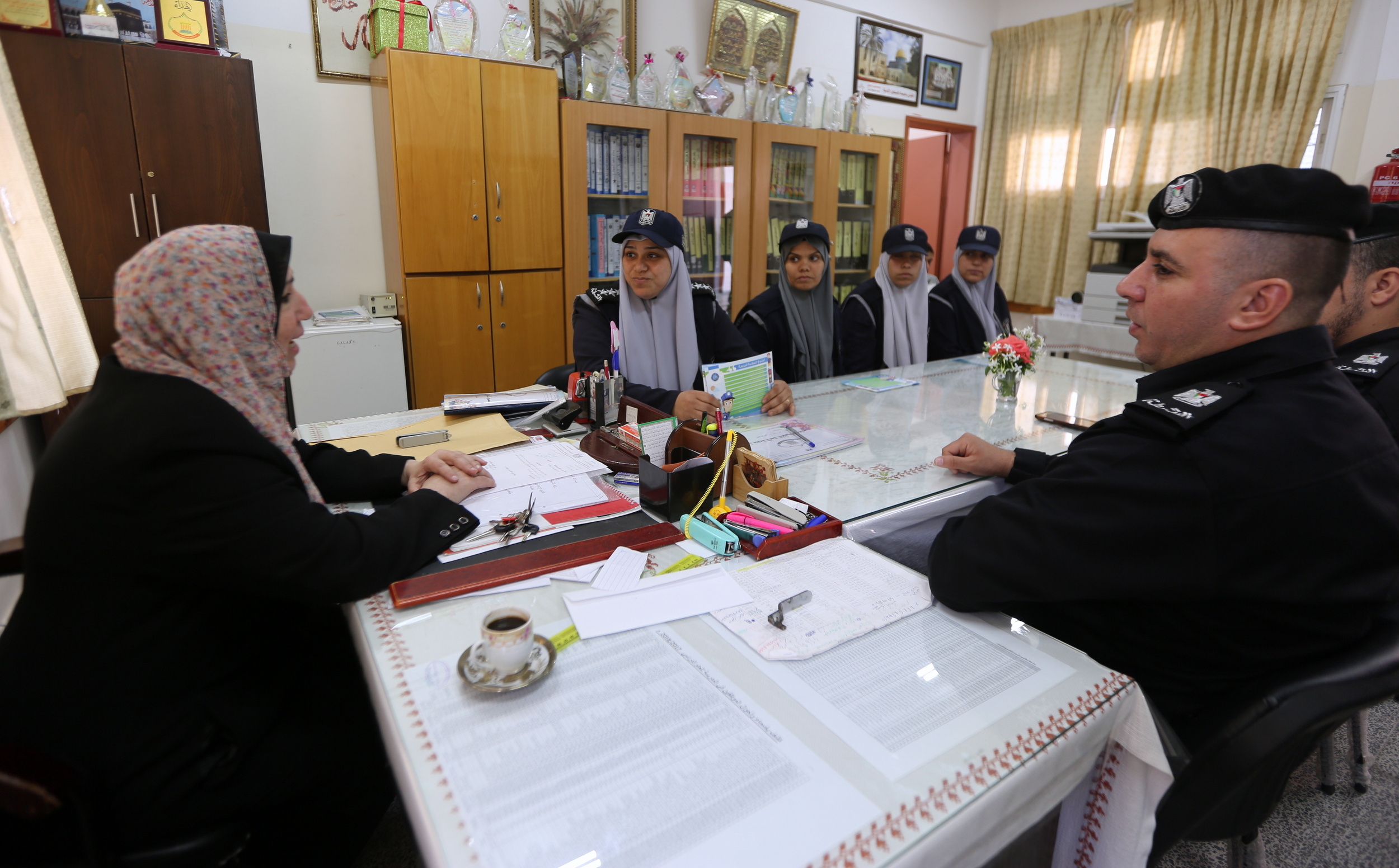 المرور والشرطة النسائية تُطلقان حملة توعوية لطالبات المدارس الثانوية