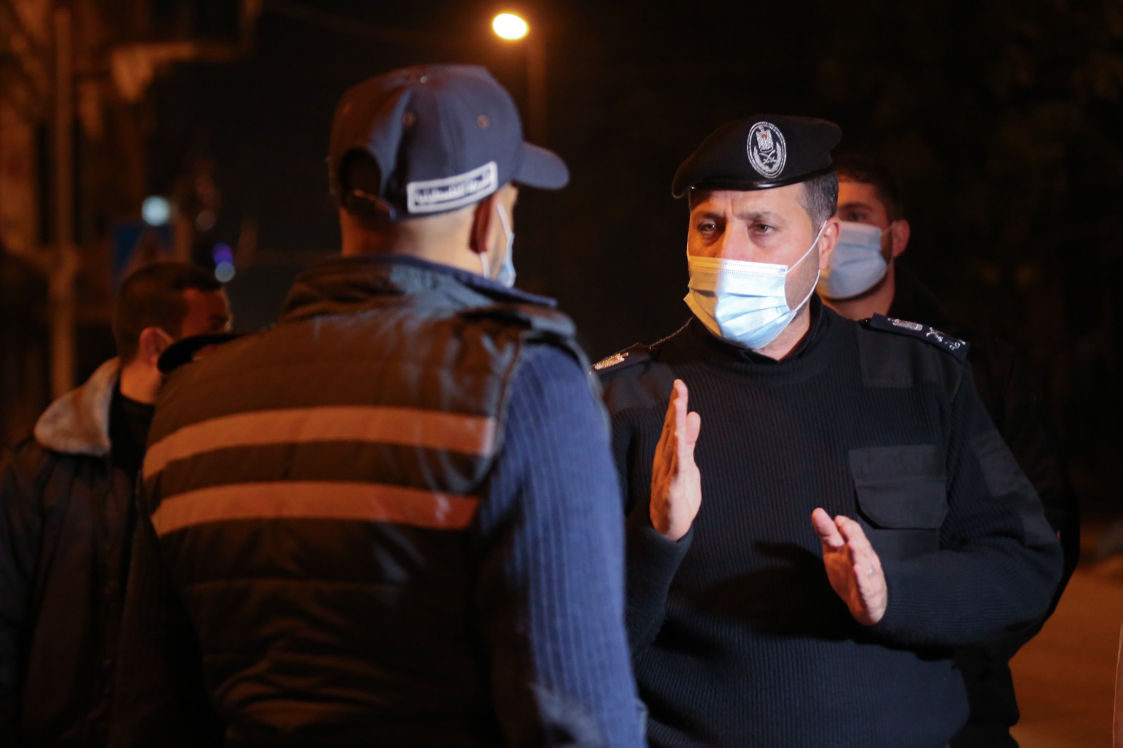 الشرطة تُتابع التزام المواطنين والمنشآت بالإغلاق وحظر التجوال