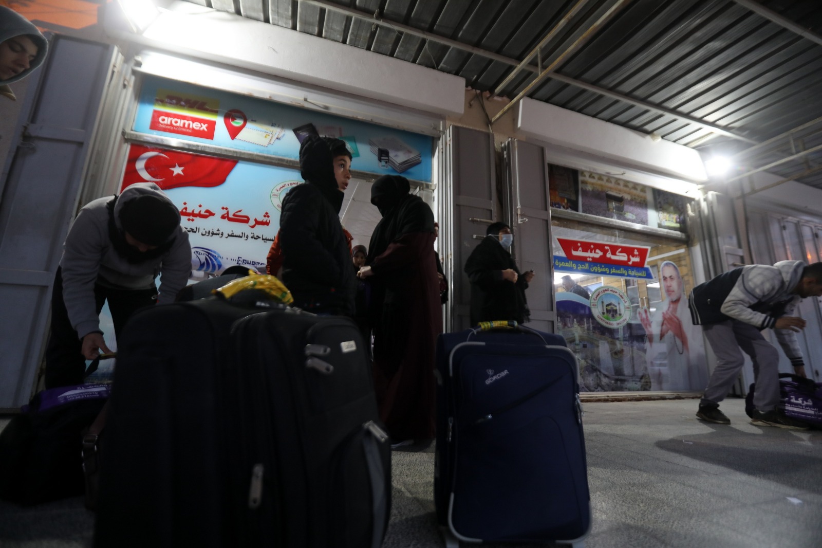 أطقم "المعابر" تُسهل مغادرة الفوج الأول من المعتمرين عبر معبر رفح 