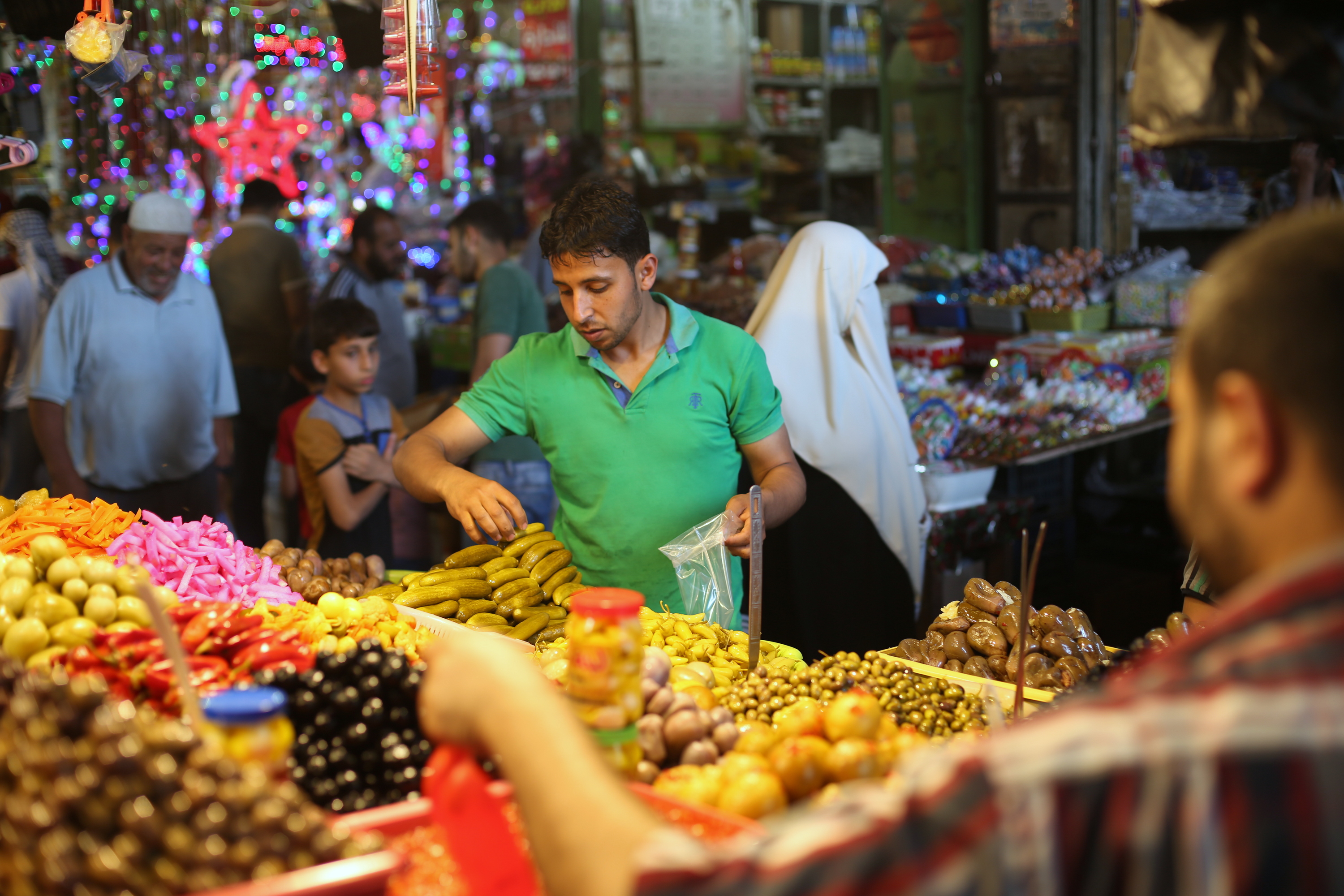 أسواق غزة في أيام شهر رمضان 