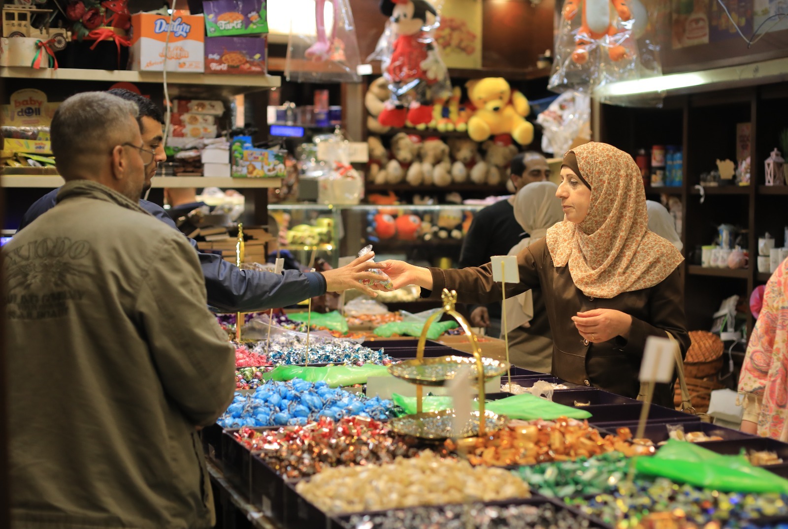 أجواء غزة عشية عيد الفطر السعيد وانتشار أجهزة الداخلية لتسهيل حركة المواطنين وتهيئة الأجواء الملائمة