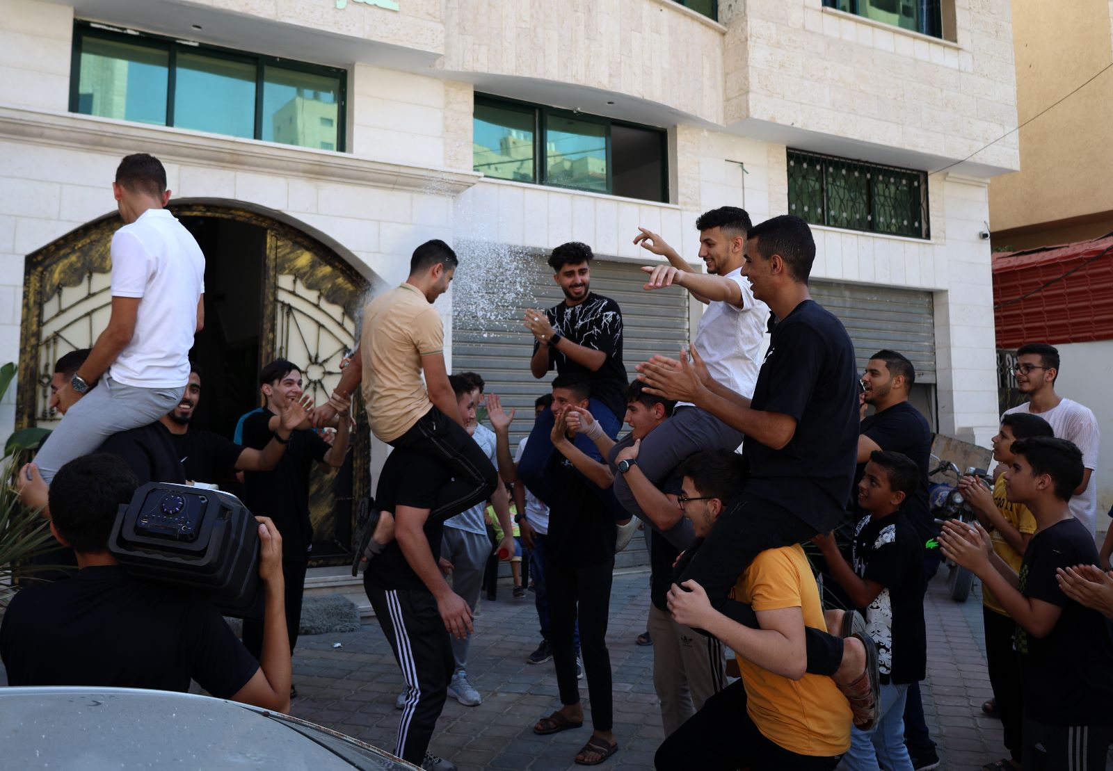 أجواء احتفال المواطنين في قطاع غزة بنتائج الثانوية العامة