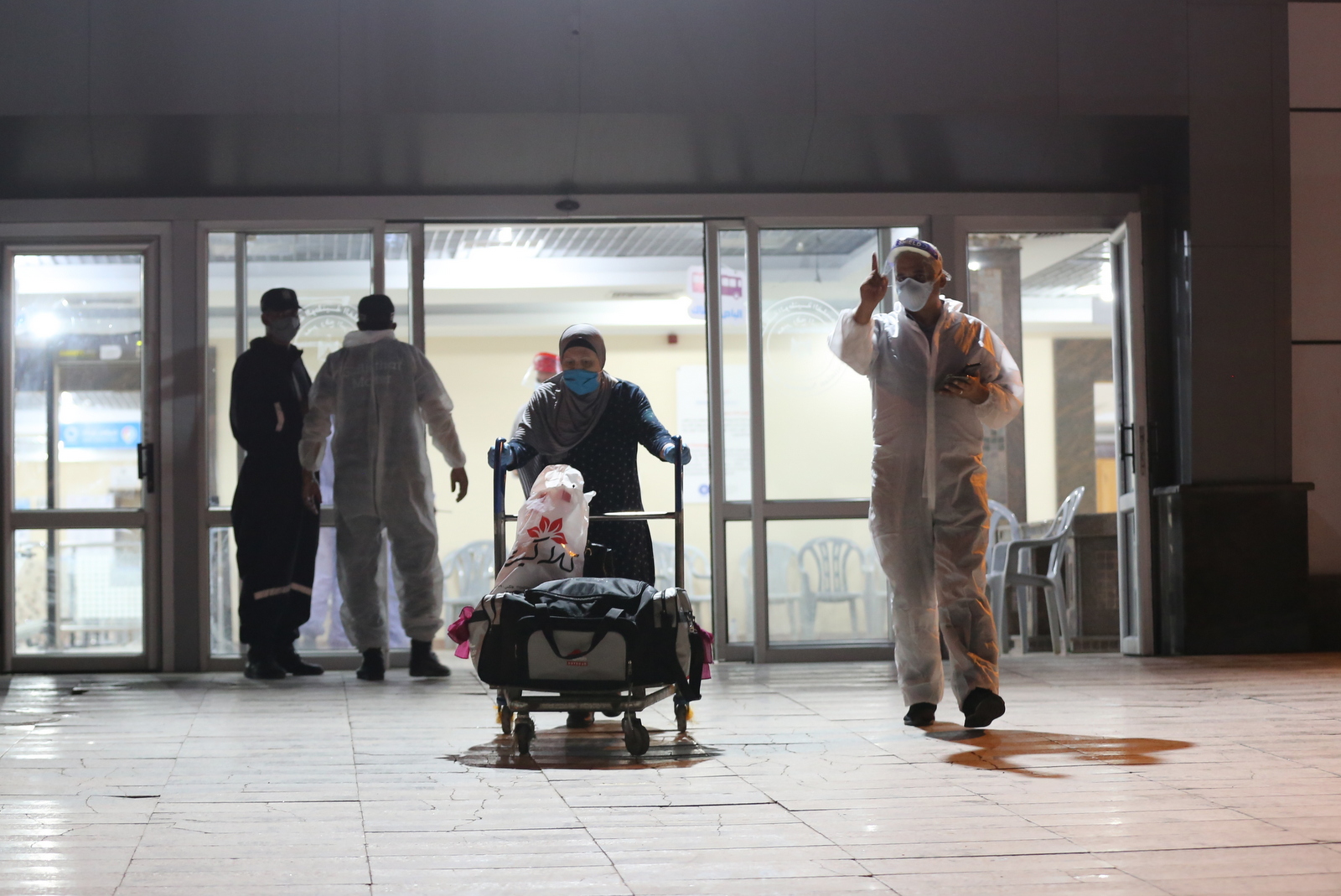 توافد المسافرين العائدين عبر معبر رفح في أول أيام فتحه استثنائياً