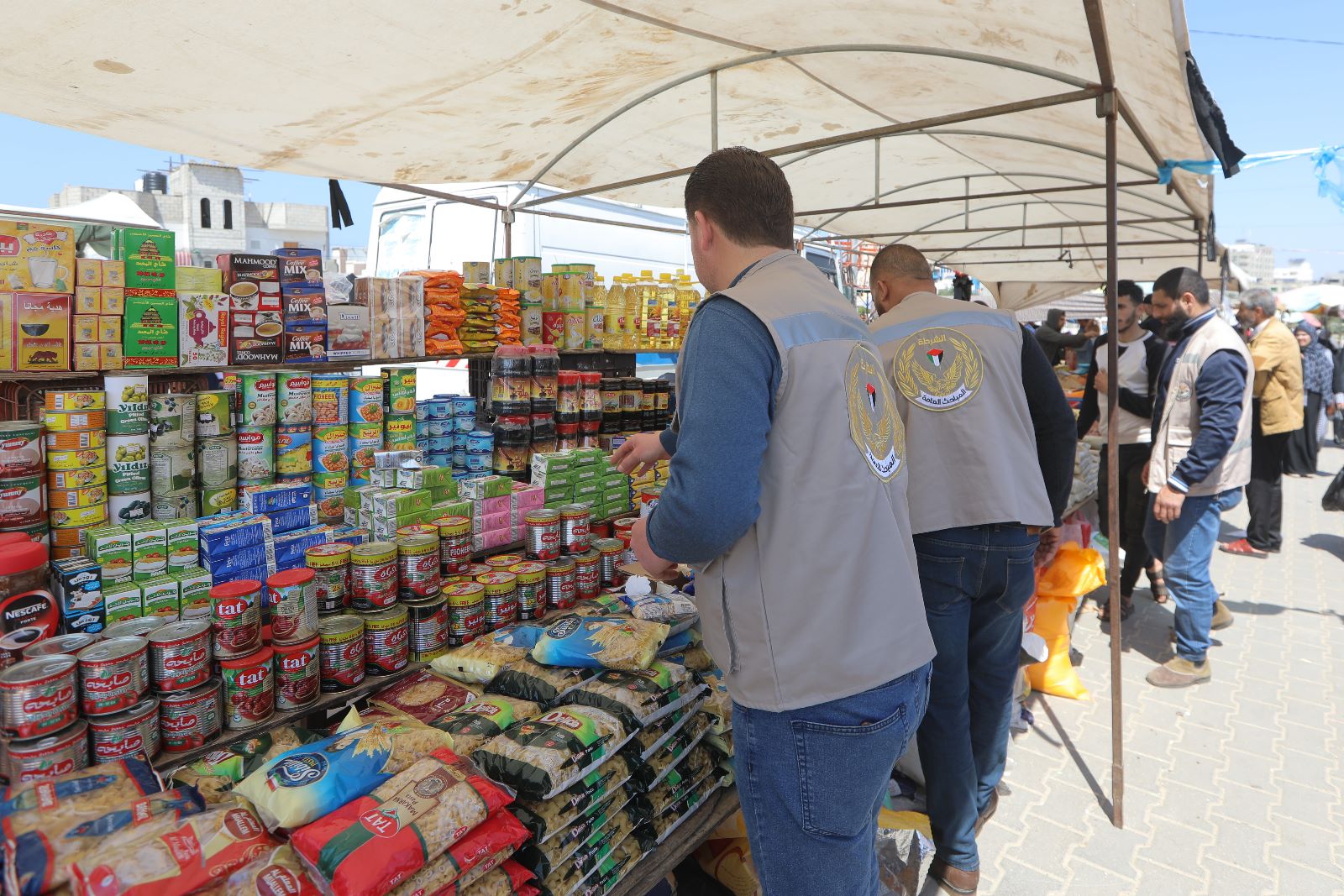 جانب من الجولات التفتيشية لمباحث التموين بالشرطة على الأسواق والمولات التجارية في قطاع غزة
