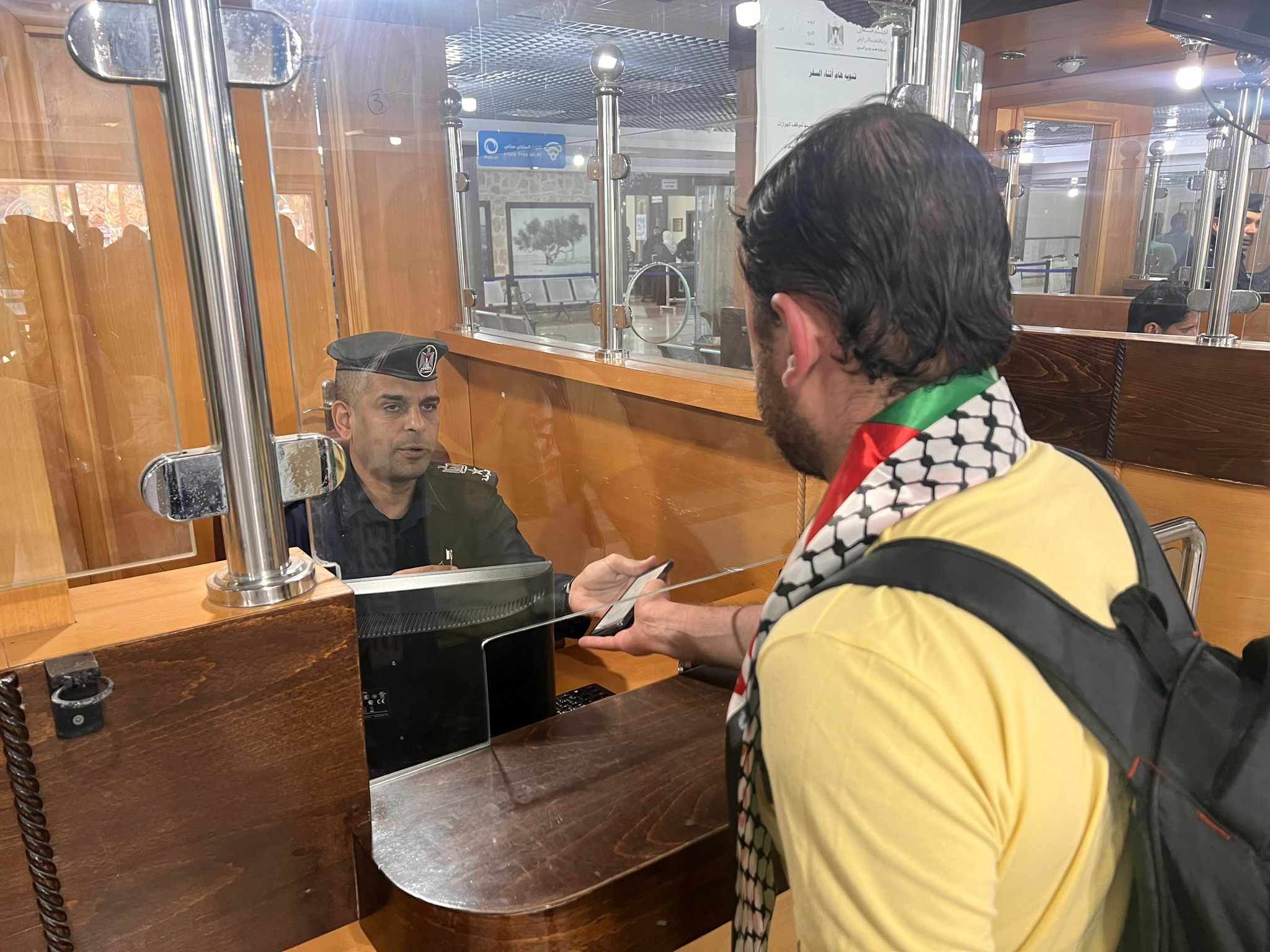 أطقم "المعابر" و" الداخلية" تسهل وصول الفوج الثاني من العائدين من السودان	