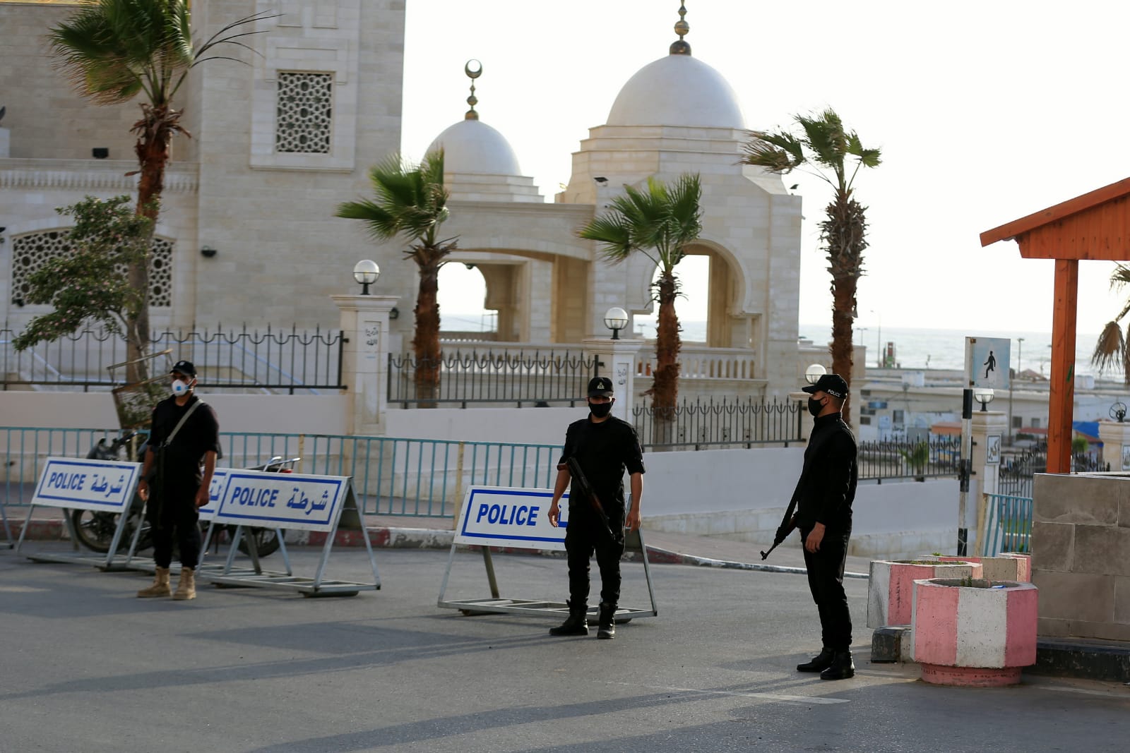 انتشار الشرطة في الساحات العامة والمتنزهات لمنع الازدحام خلال عيد الفطر