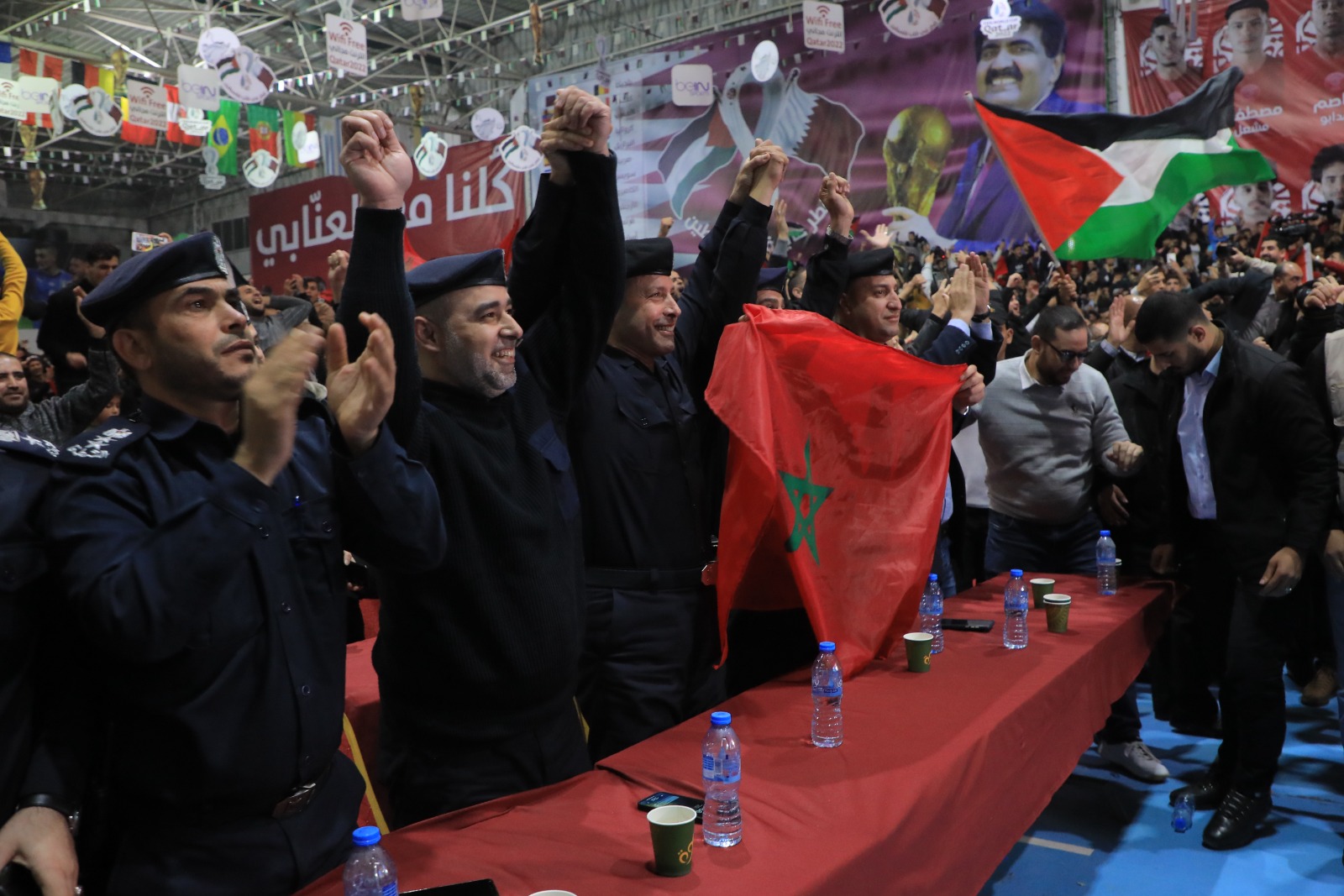 أجواء متابعة المواطنين بغزة مباراة منتخب المغرب في كأس العالم بقطر والاحتفال بتأهله التاريخي لنصف نهائي البطولة