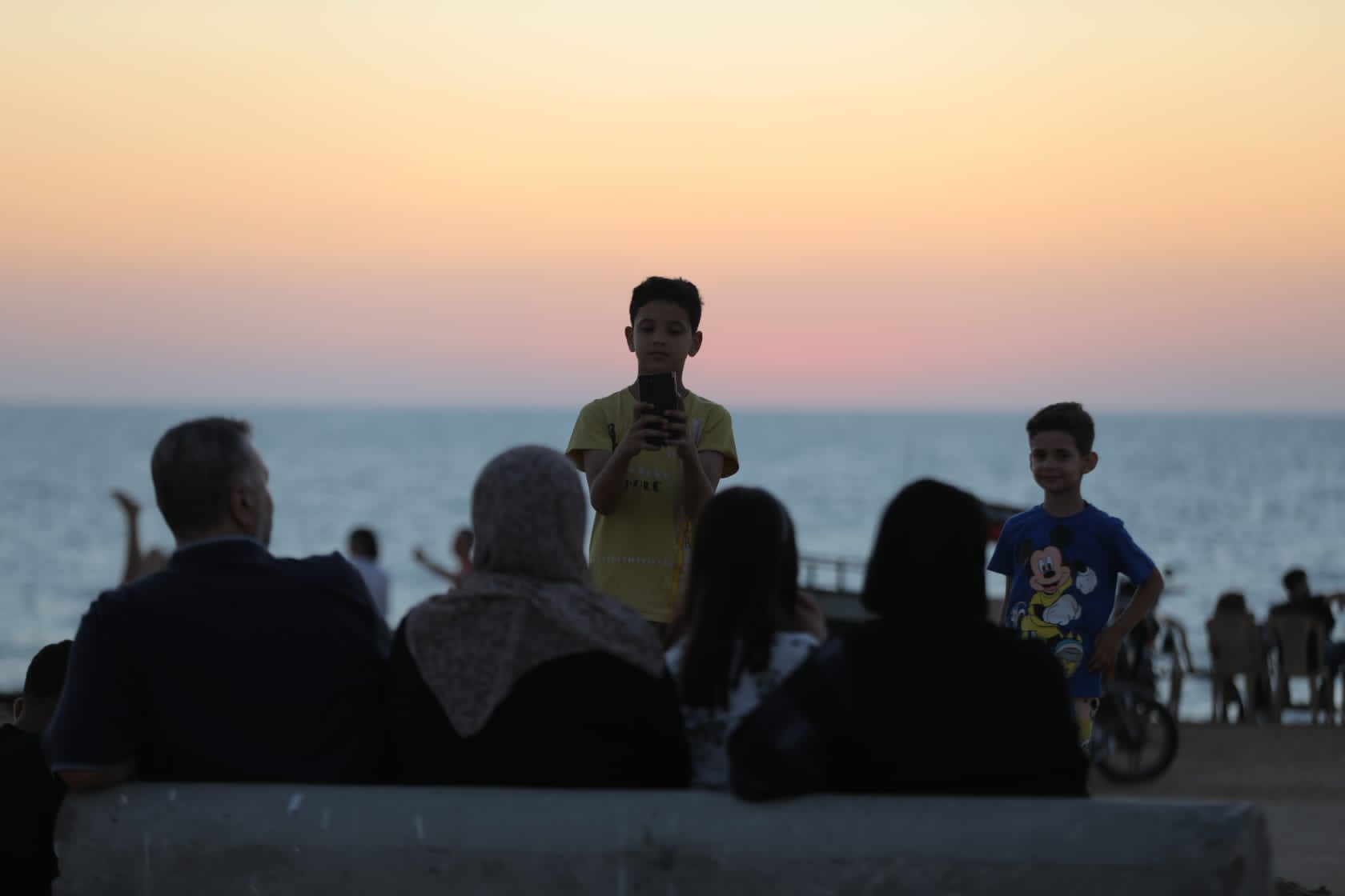 أجواء اصطياف المواطنين في غزة على شاطئ البحر والشريط الساحلي في ظل ارتفاع درجات الحرارة.