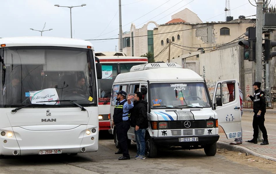 وزارة الداخلية تؤمن وتسهل حركة الجماهير في مسيرات العودة	