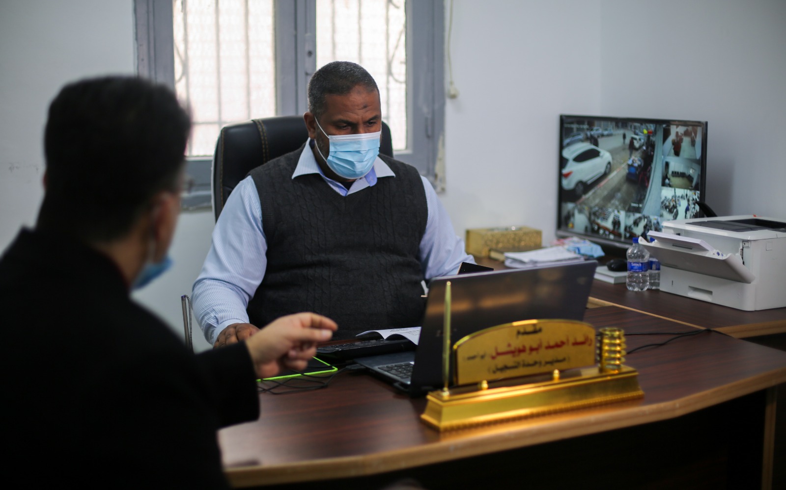 العمل اليومي لأطقم مكتب التسجيل للسفر بهيئة المعابر في تسجيل المواطنين للسفر عبر معبر رفح